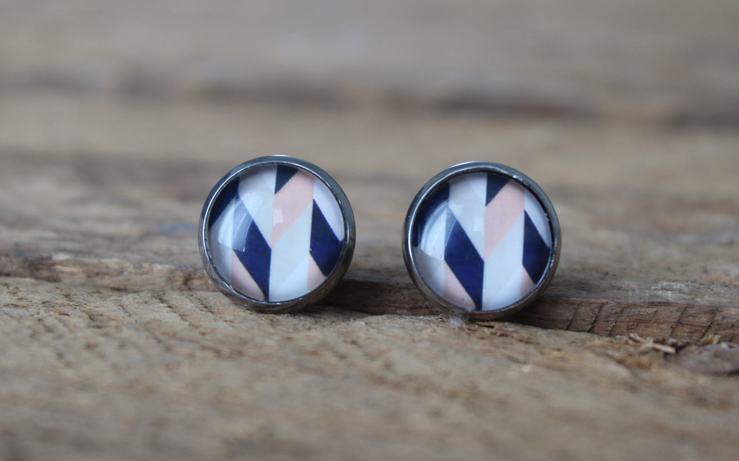 Petites merveilles motif geometrique // marine peche stud earrings // cute glass cabochon (BO-1535)
