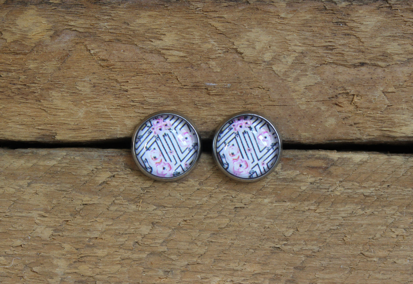 Petites merveilles fleurie rose avec rayure // floral earrings // cute glass cabochon (BO-1560)