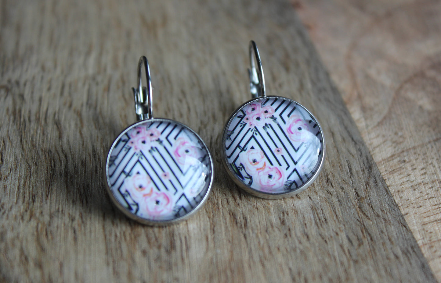 Petites merveilles fleurie rose avec rayure // floral earrings // cute glass cabochon (BO-1560)