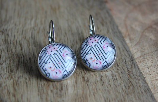 Petites merveilles fleurie rose avec rayure // floral earrings // cute glass cabochon (BO-1560)
