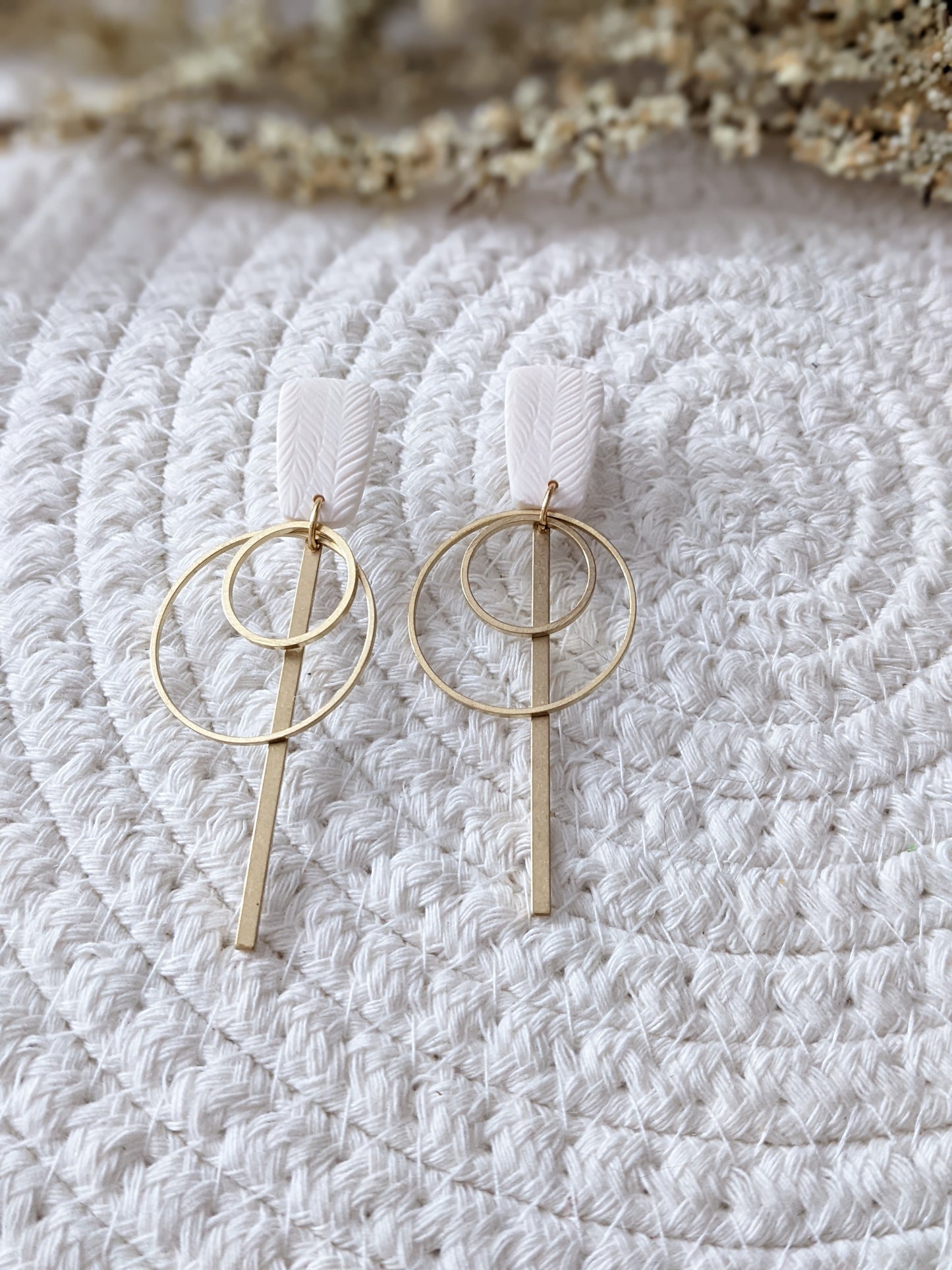 Boucles d'oreilles en argile polymère et laiton // clay stud and raw brass // fait au québec (bo-1678)