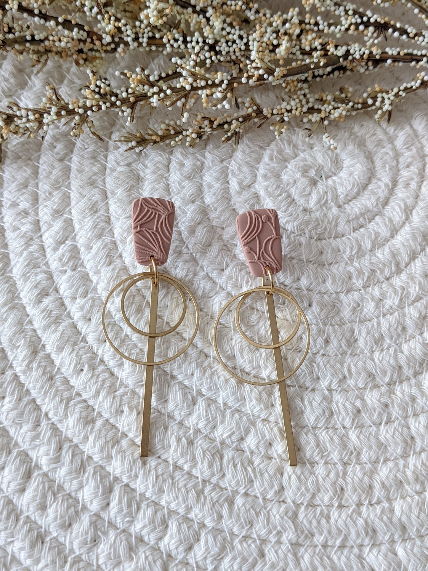 Boucles d'oreilles en argile polymère et laiton // clay stud and raw brass // fait au québec (bo-1678)