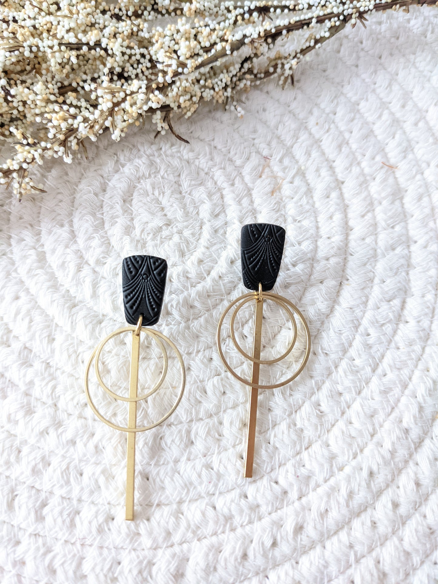 Boucles d'oreilles en argile polymère et laiton // clay stud and raw brass // fait au québec (bo-1678)