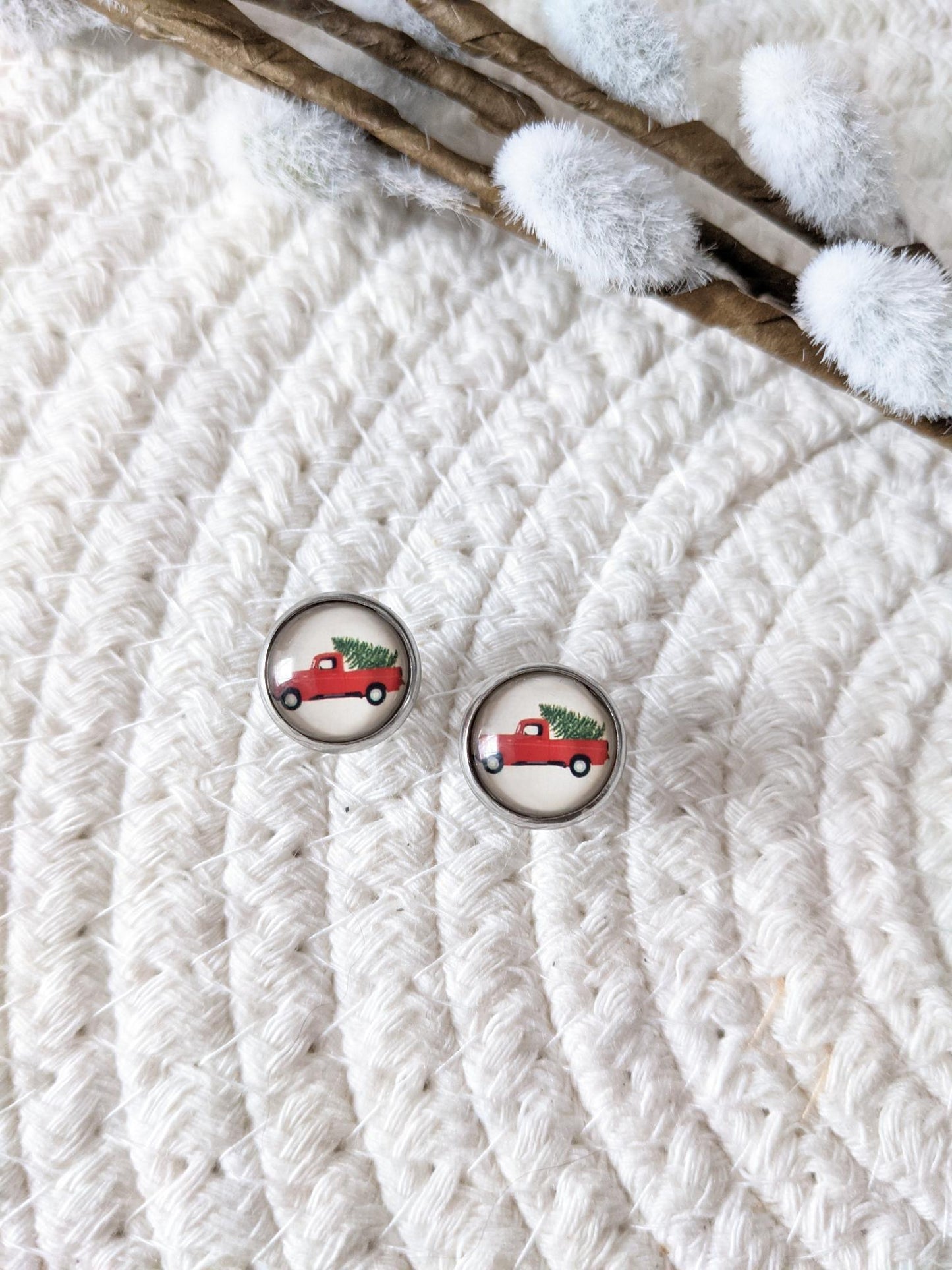 Petites merveilles camion rouge // red truck earrings // // cute glass cabochon earrings (BO-1681)