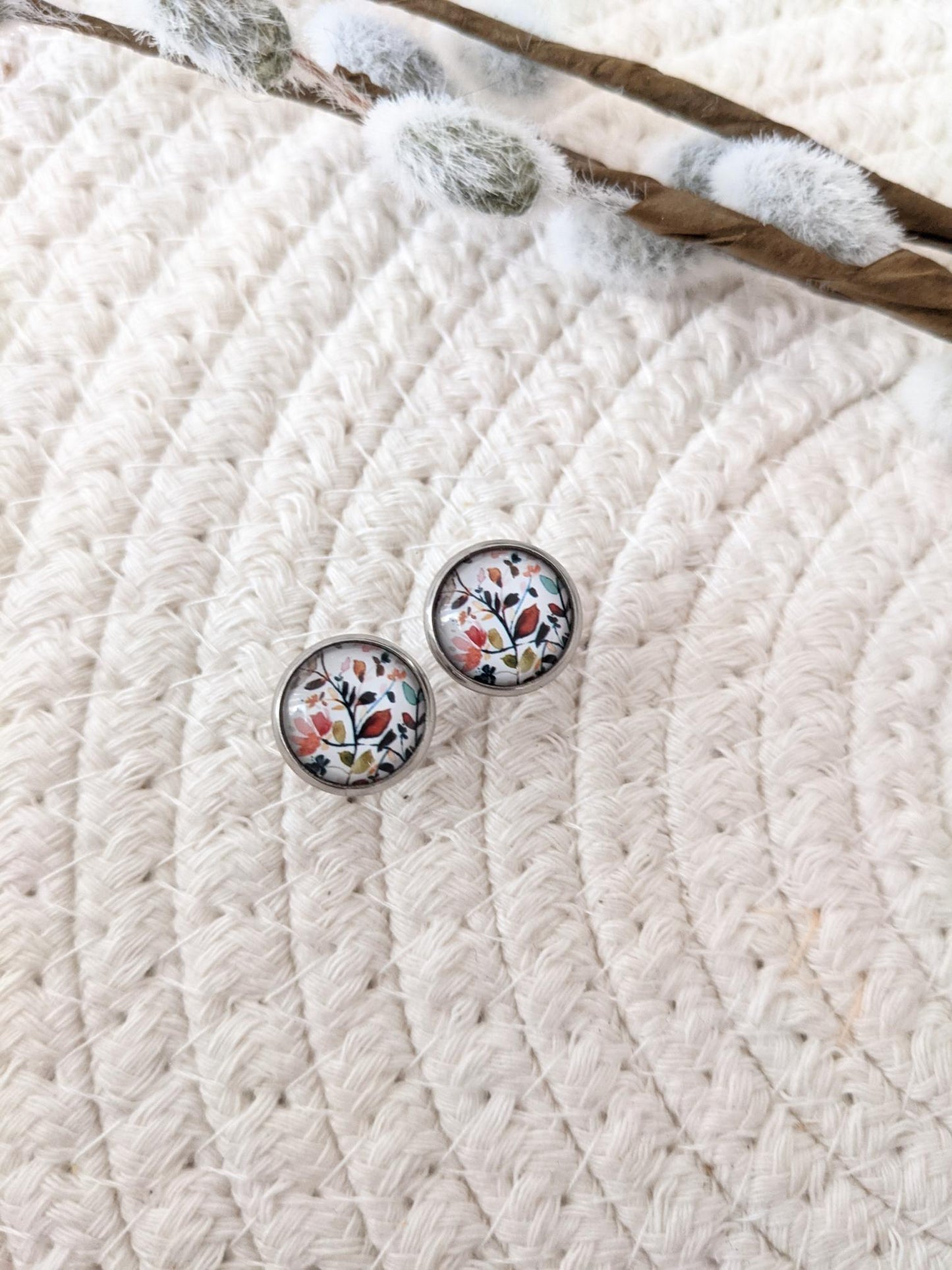 Petites merveilles feuillage automnal // autumn foliage earrings // cute glass cabochon earrings (BO-1683)