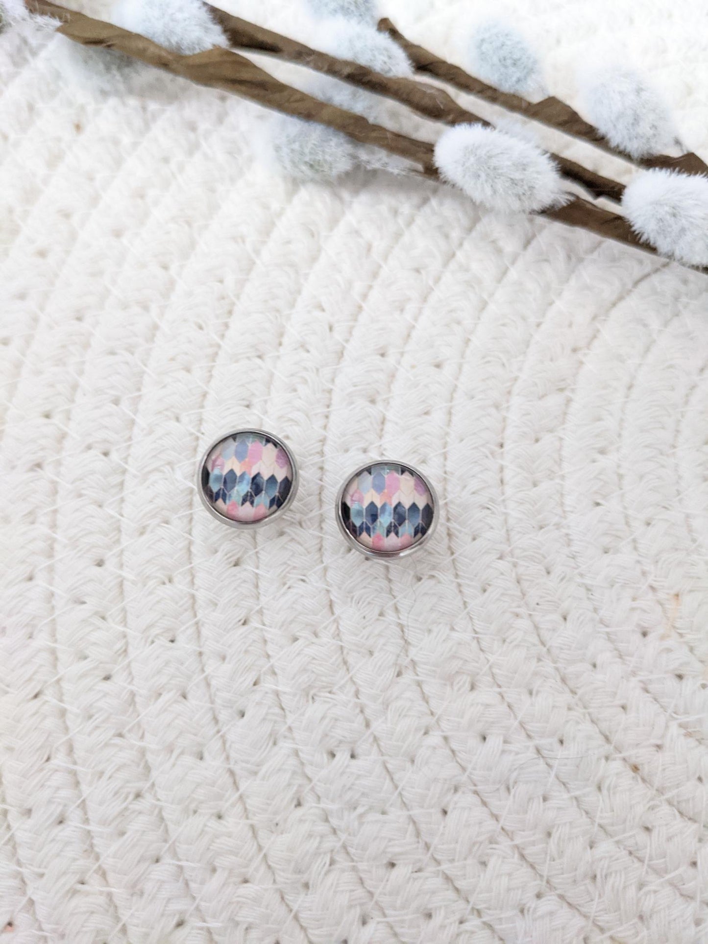 Petites merveilles geometrique coloré // colored chevron stud earrings // arrow pattern earrings // cute glass cabochon earrings (BO-1685)