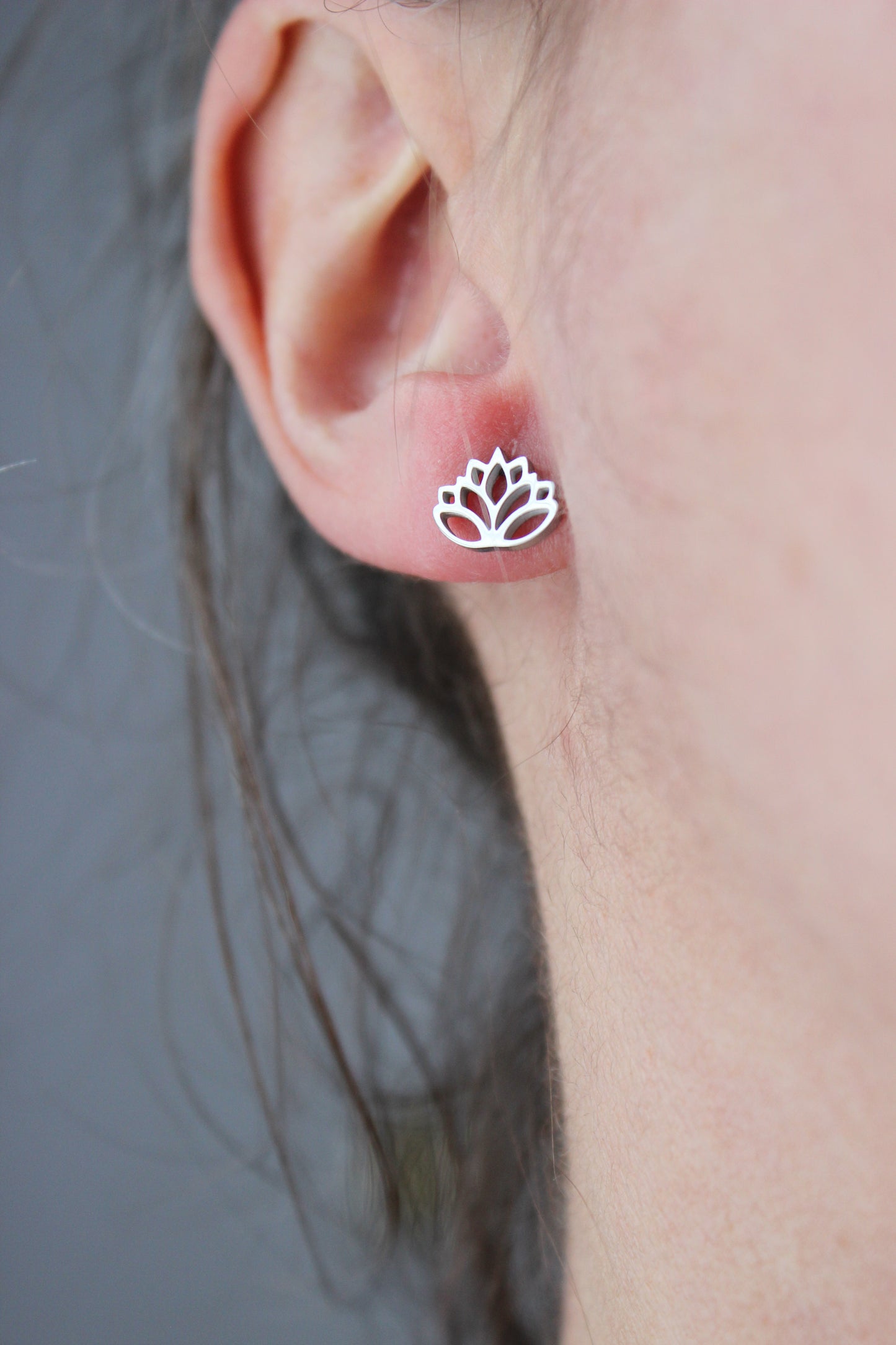 Boucles d'oreilles lotus // lotus stud earrings // stainless steel earrings // minimalist jewelry // (bo-1702)