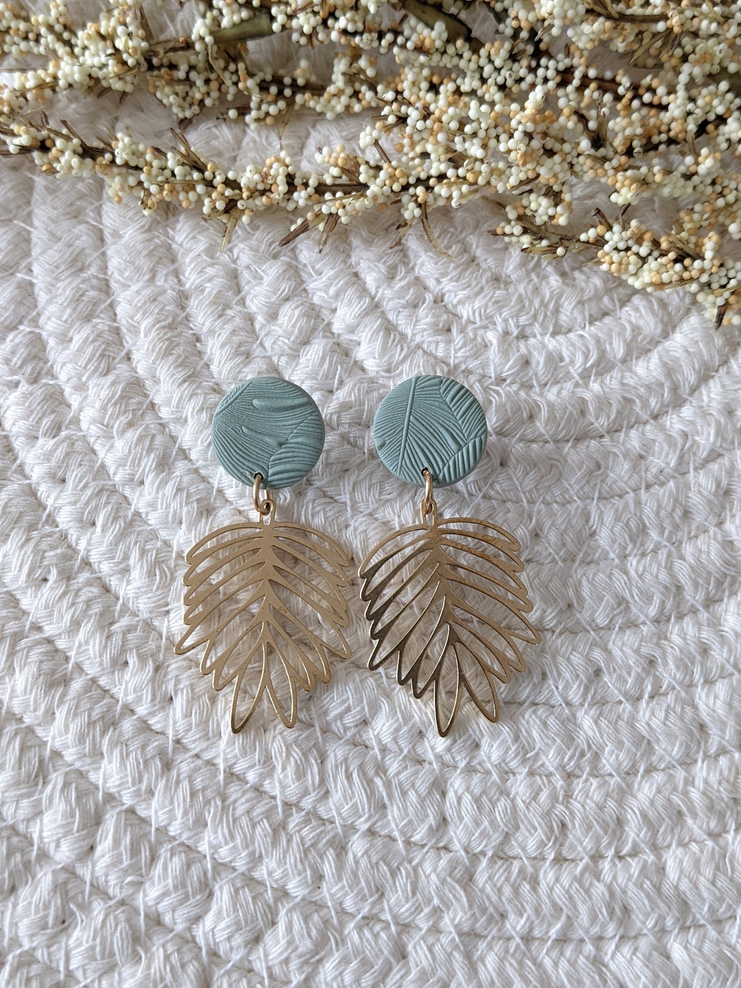 Boucles d'oreilles stud en argile polymère et pendentif feuille en laiton // clay stud and raw brass Leaf pendant (bo-1733)