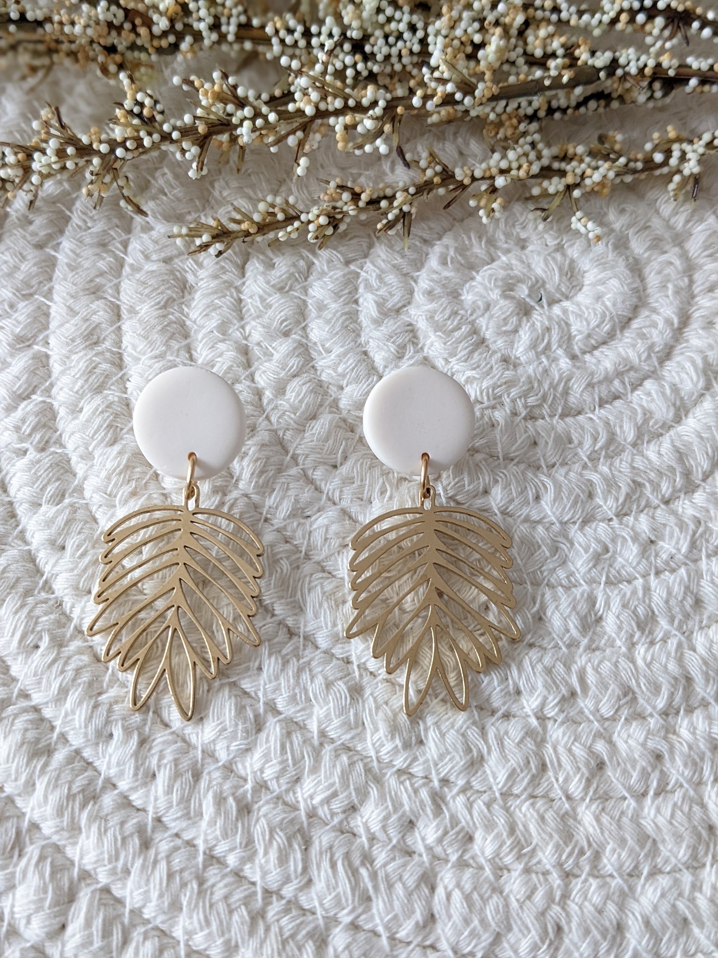 Boucles d'oreilles stud en argile polymère et pendentif feuille en laiton // clay stud and raw brass Leaf pendant (bo-1733)