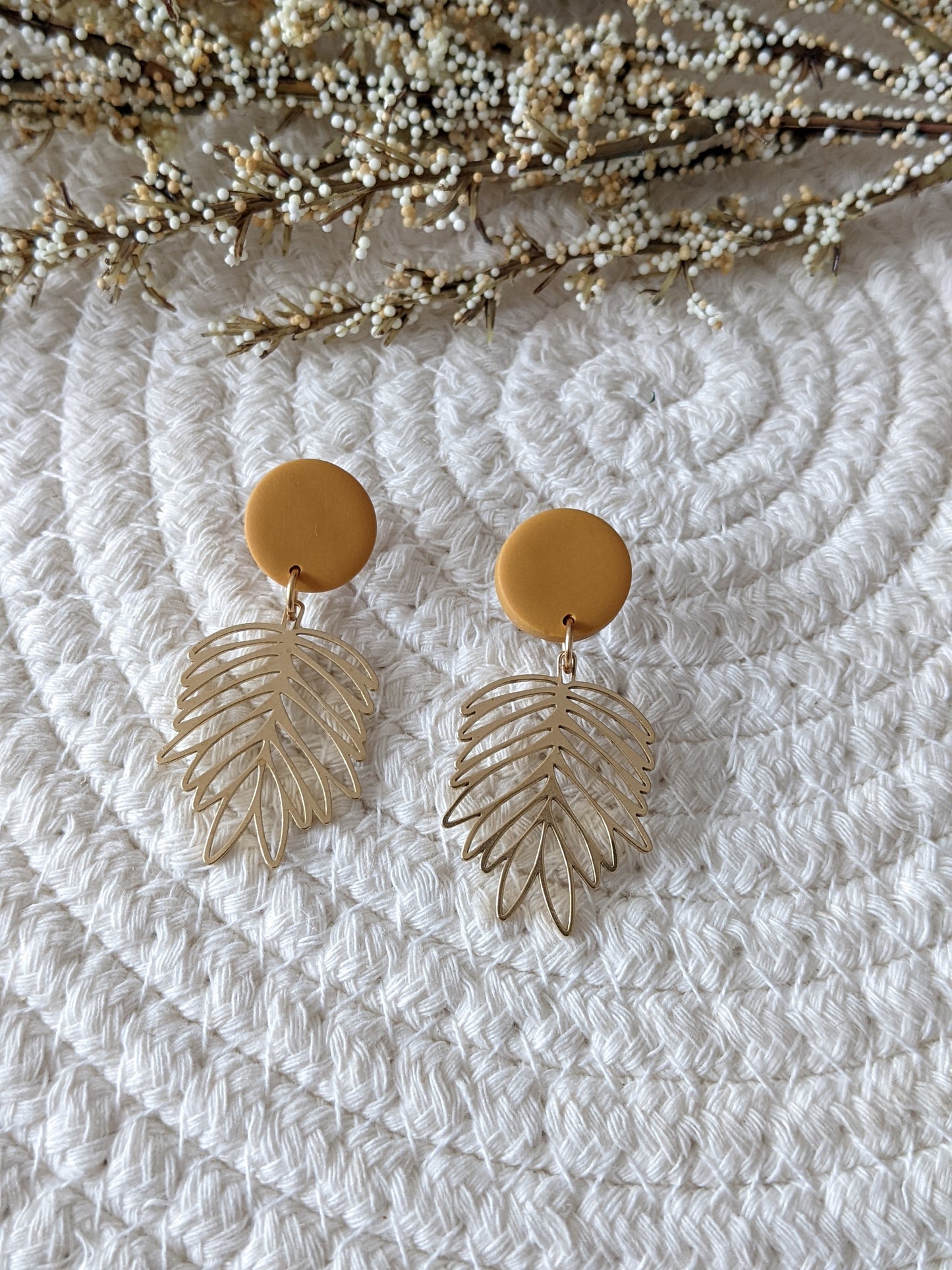 Boucles d'oreilles stud en argile polymère et pendentif feuille en laiton // clay stud and raw brass Leaf pendant (bo-1733)