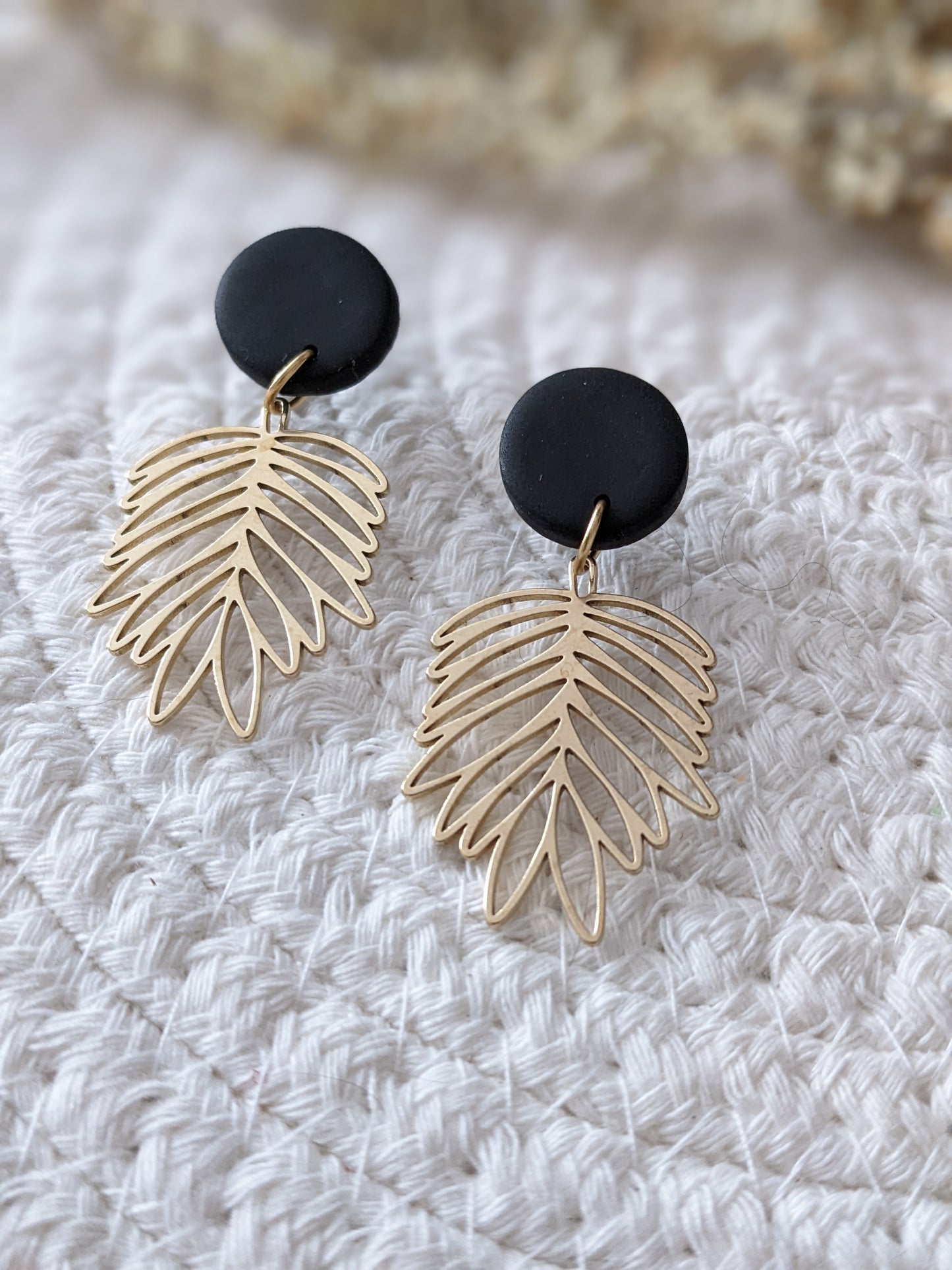 Boucles d'oreilles stud en argile polymère et pendentif feuille en laiton // clay stud and raw brass Leaf pendant (bo-1733)
