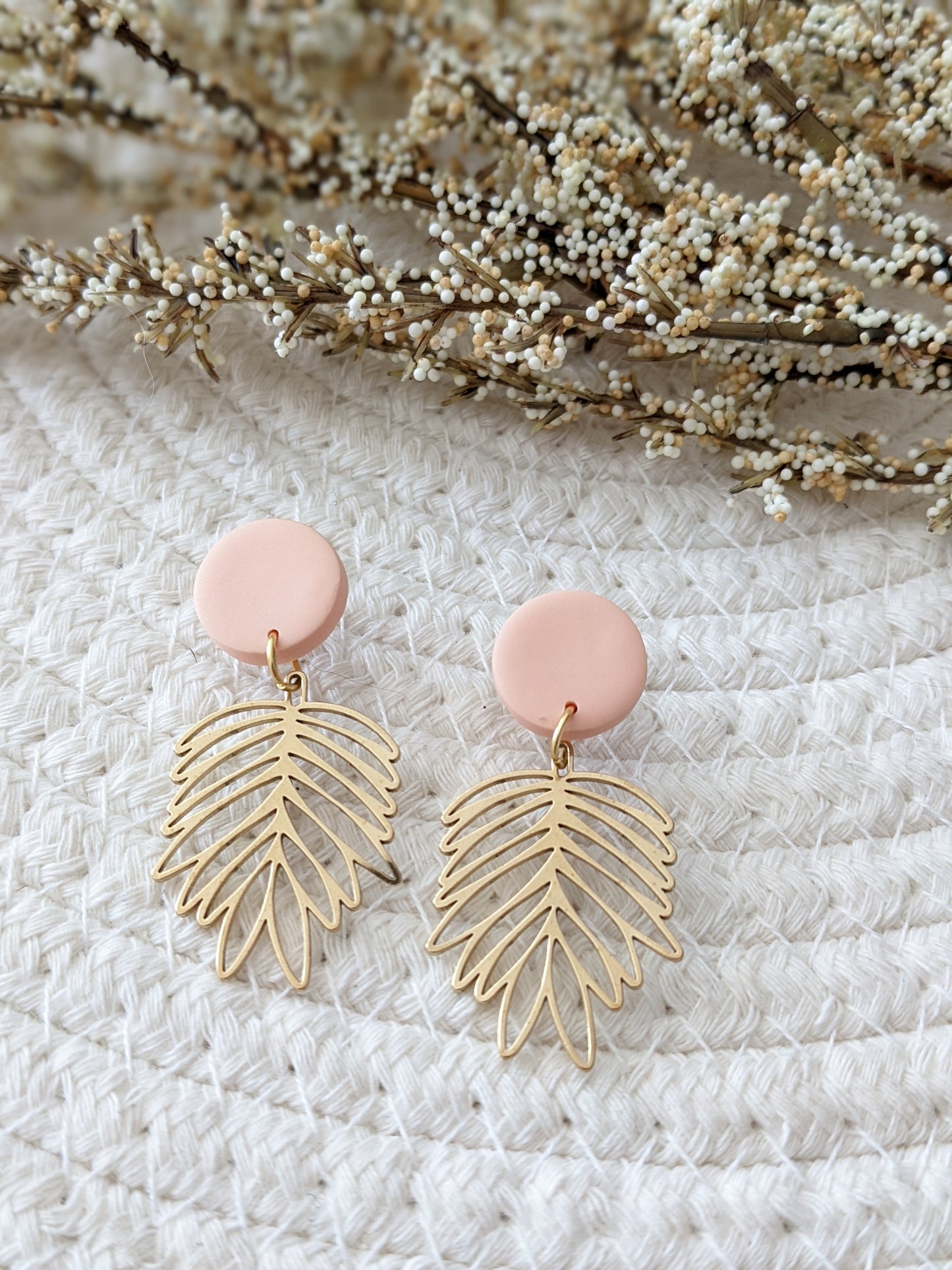 Boucles d'oreilles stud en argile polymère et pendentif feuille en laiton // clay stud and raw brass Leaf pendant (bo-1733)