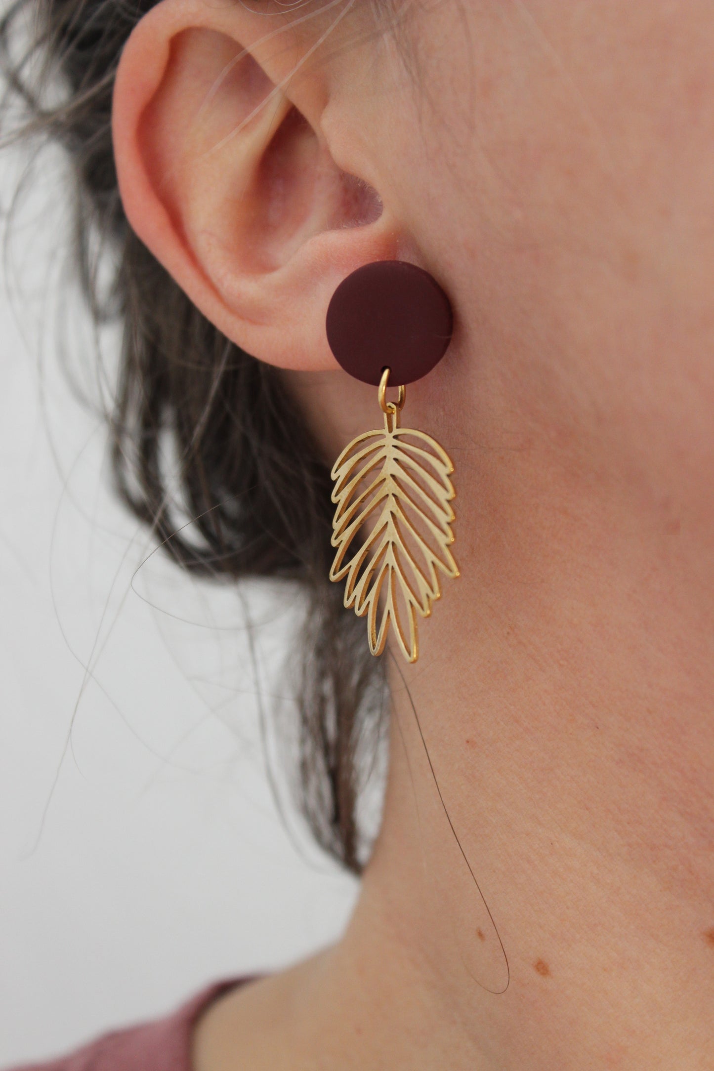 Boucles d'oreilles stud en argile polymère et pendentif feuille en laiton // clay stud and raw brass Leaf pendant (bo-1733)