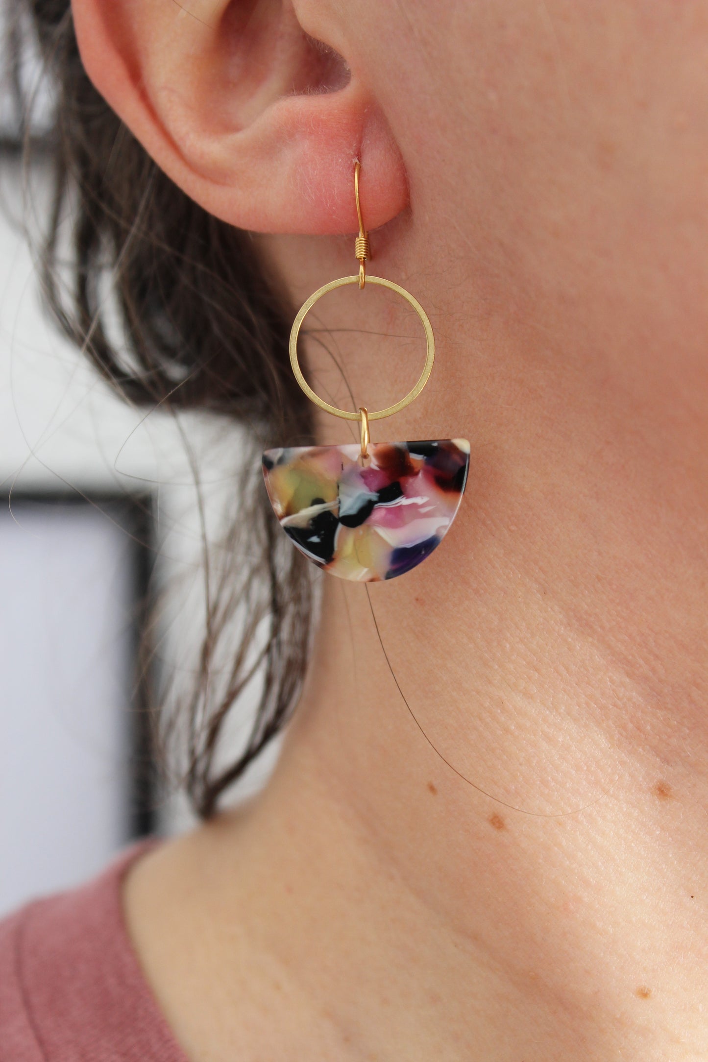 Boucles d'oreilles anneau laiton et demi lune en acétate (BO-1737)