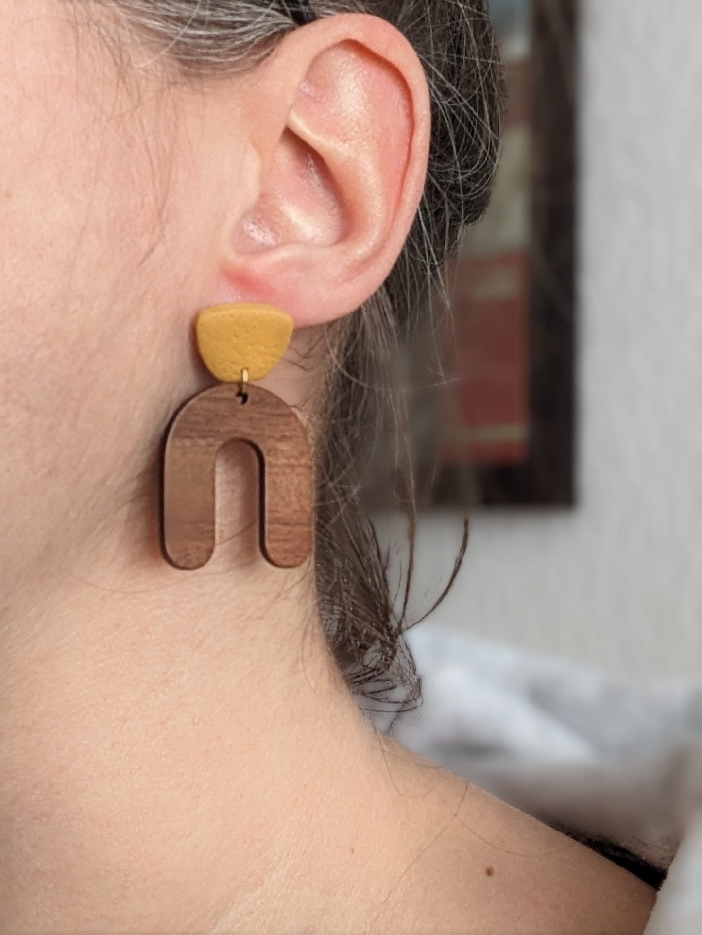 Boucles d'oreilles stud argile et arche en bois (BO-1806)