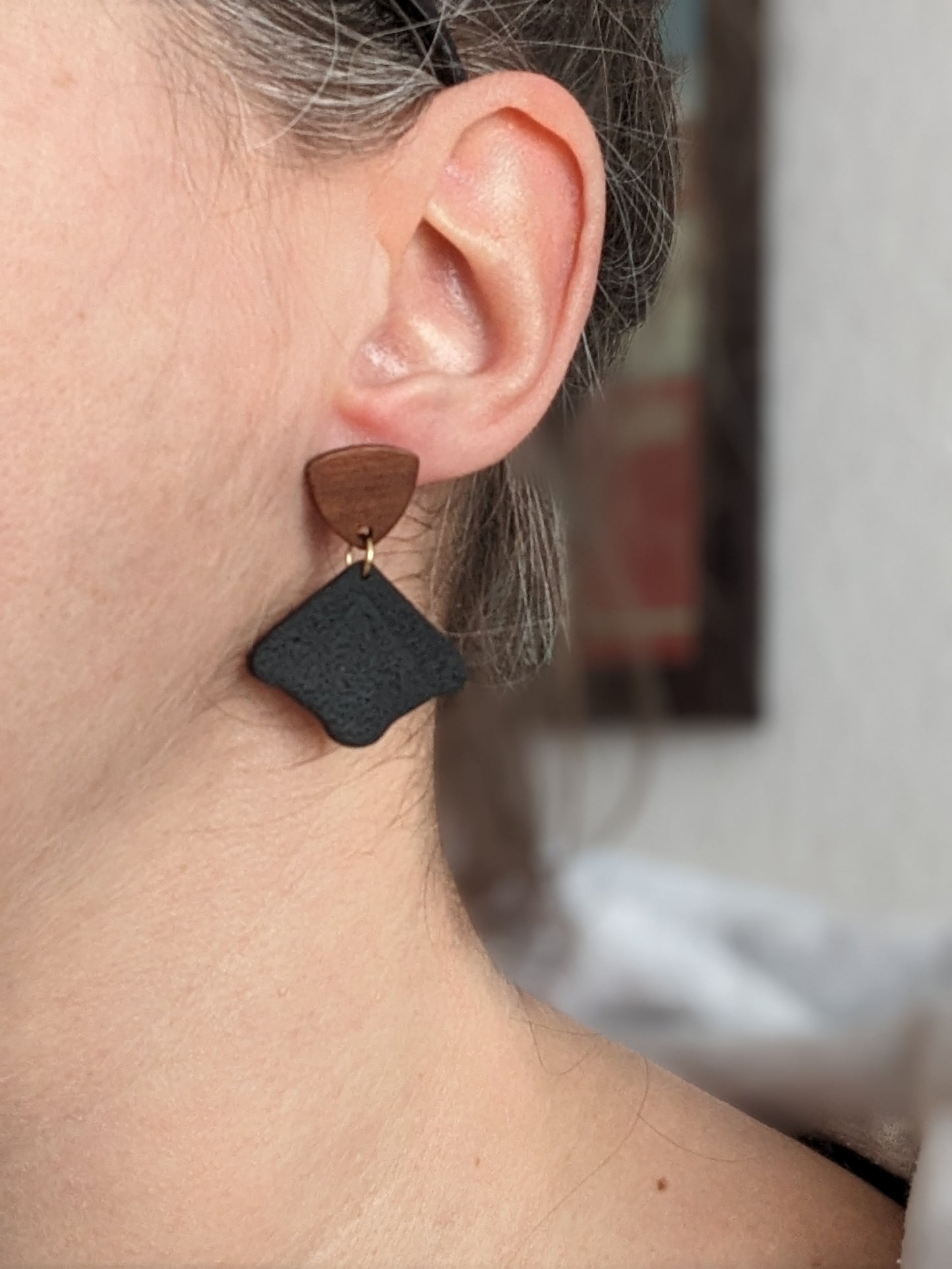 Boucles d'oreilles stud en bois et triangle argile polymere (BO-1807)