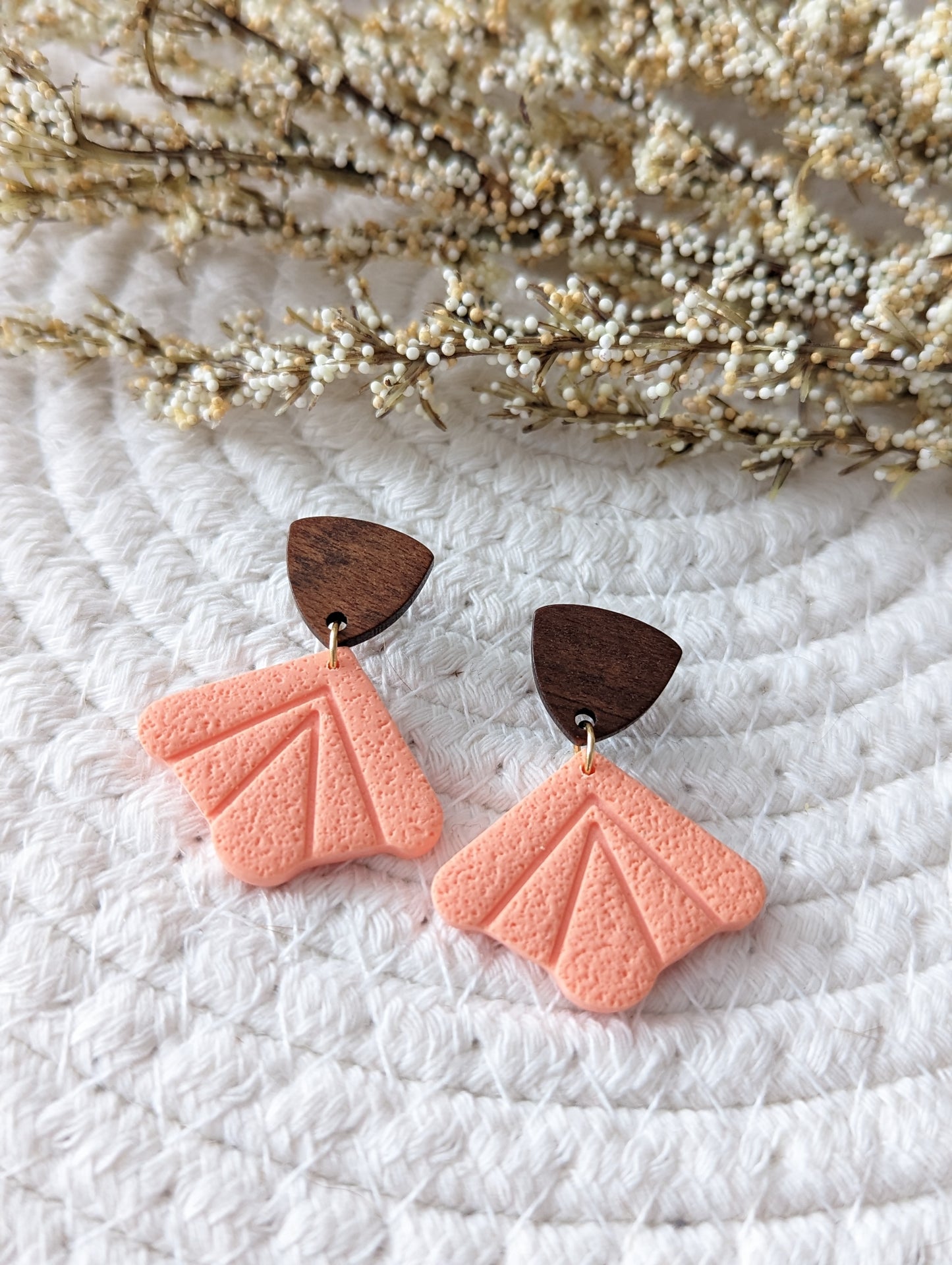 Boucles d'oreilles stud en bois et triangle argile polymere (BO-1807)