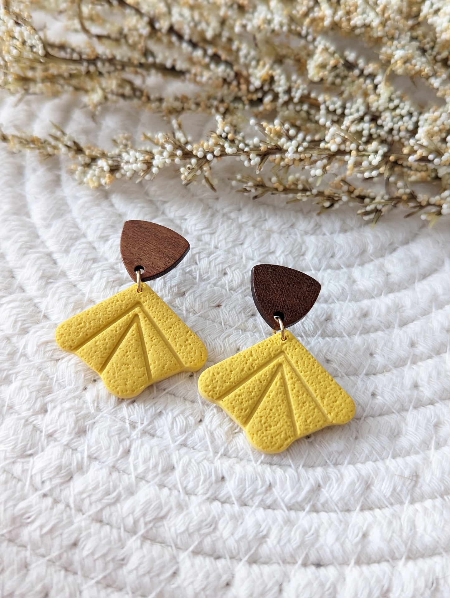 Boucles d'oreilles stud en bois et triangle argile polymere (BO-1807)