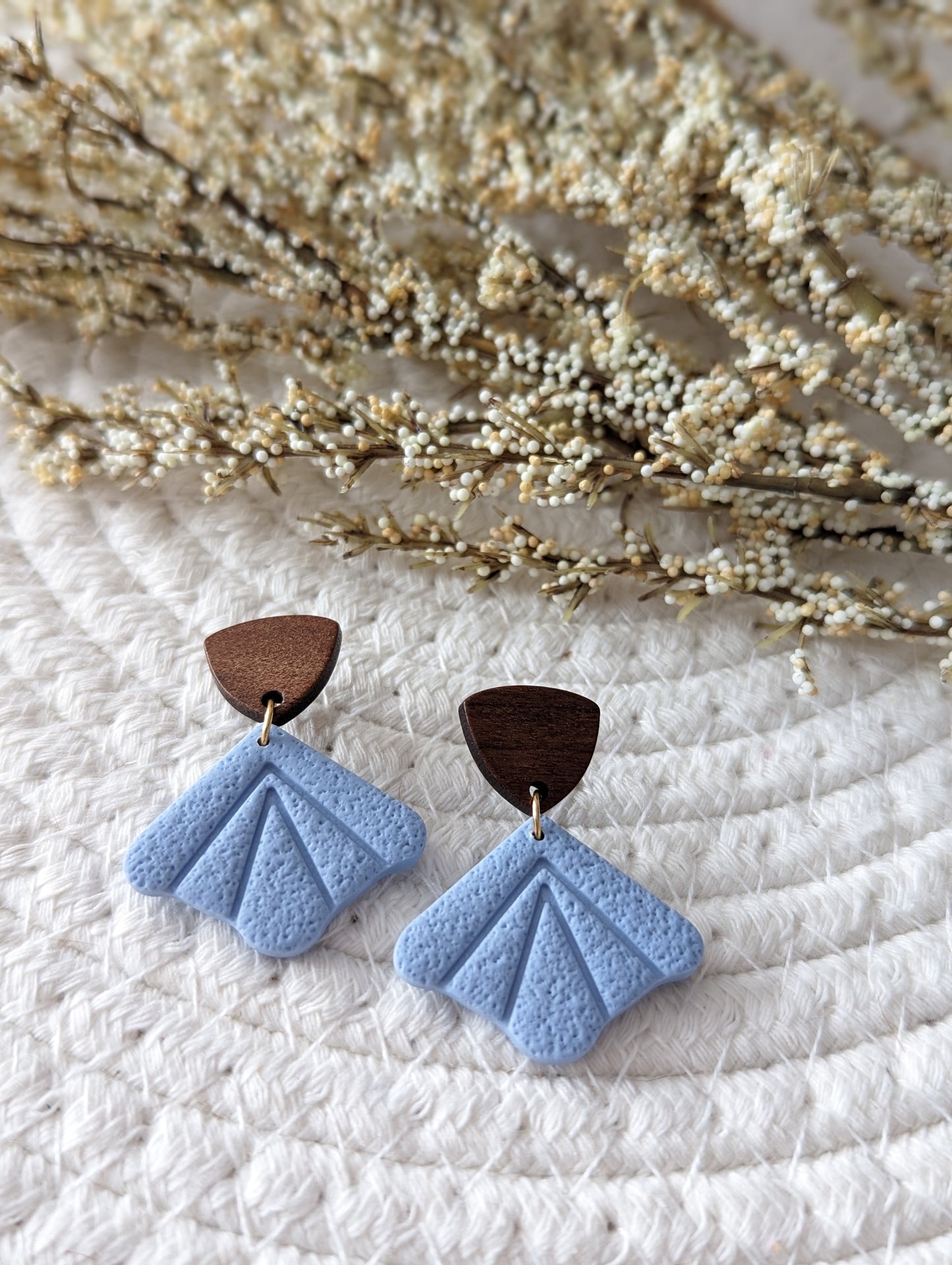Boucles d'oreilles stud en bois et triangle argile polymere (BO-1807)
