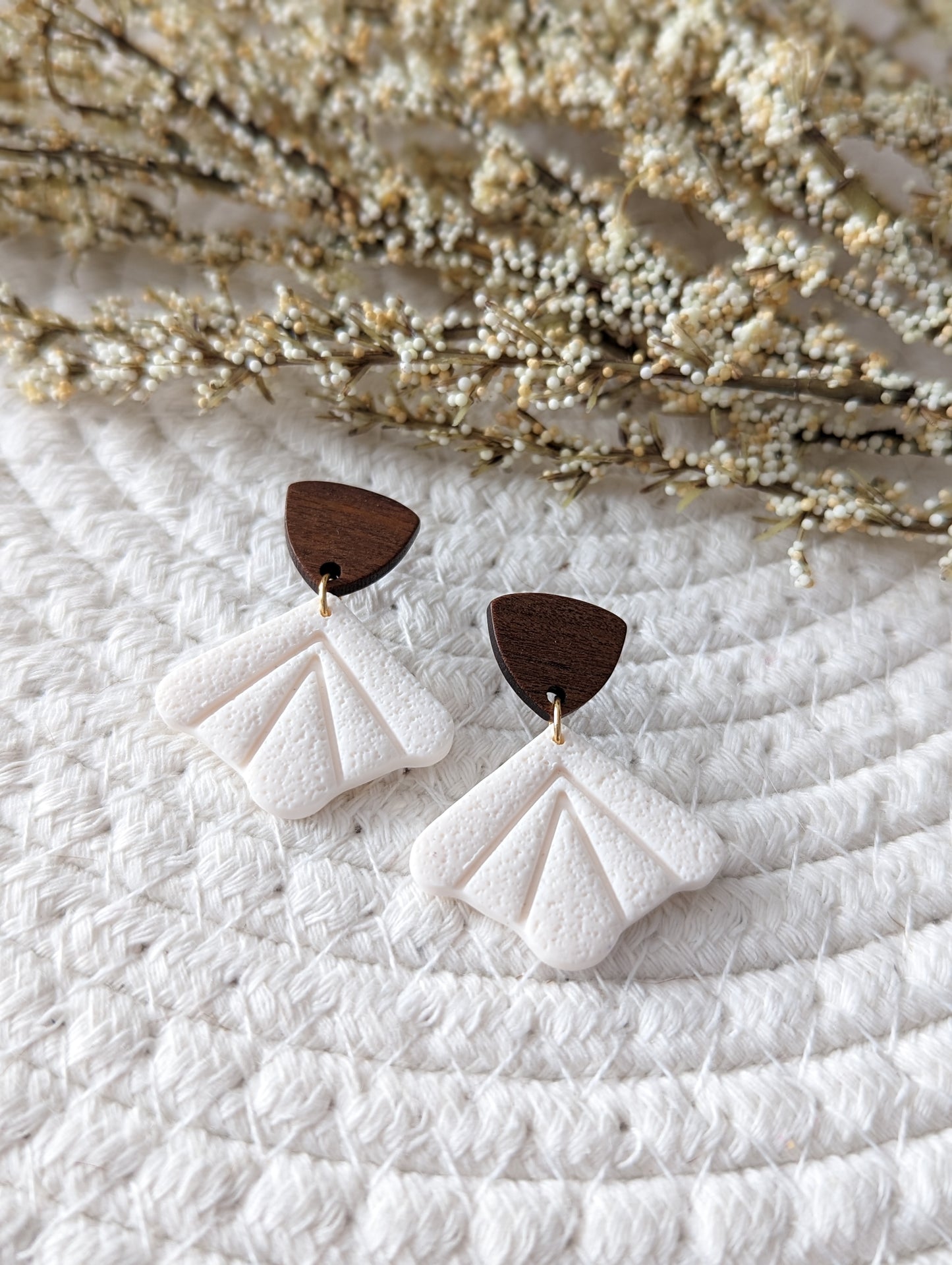 Boucles d'oreilles stud en bois et triangle argile polymere (BO-1807)