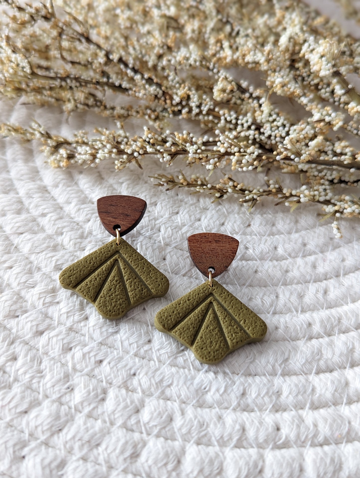 Boucles d'oreilles stud en bois et triangle argile polymere (BO-1807)