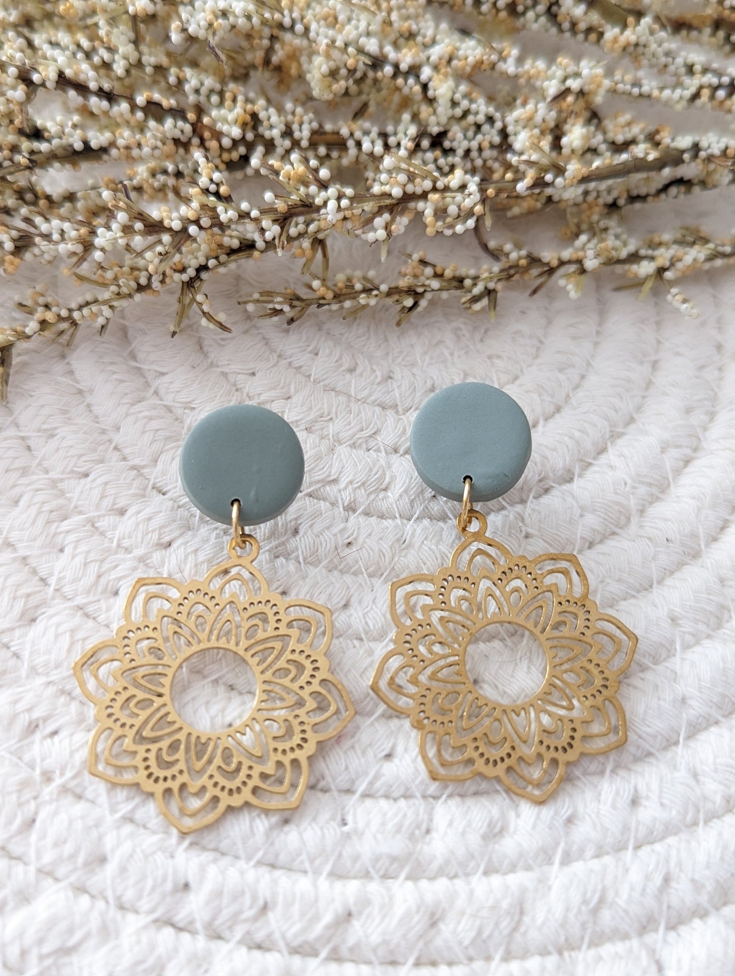 Stud en argile et pendentif mandala en laiton ( BO-1808)