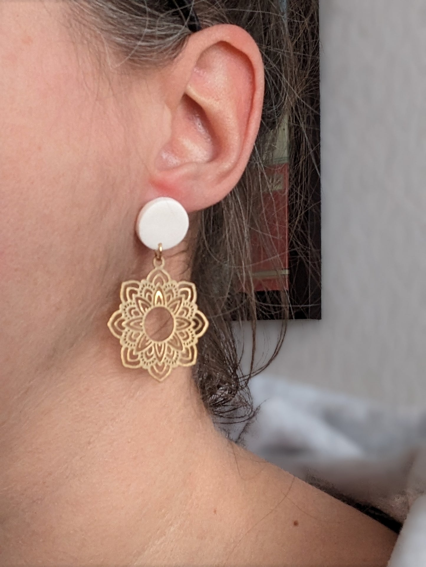 Stud en argile et pendentif mandala en laiton ( BO-1808)
