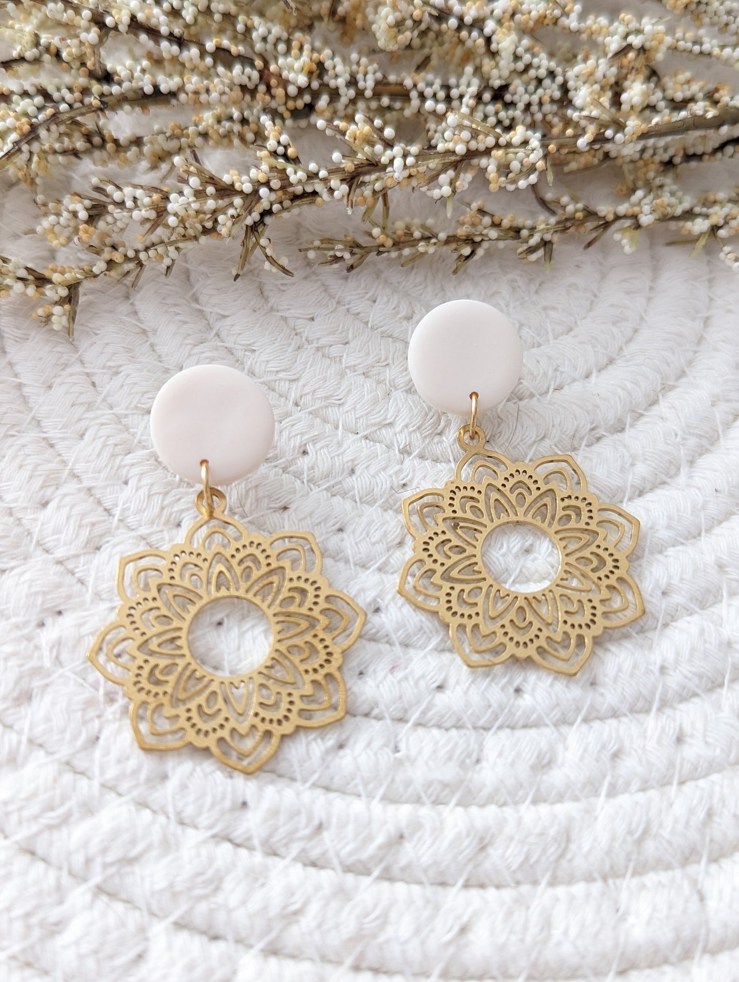 Stud en argile et pendentif mandala en laiton ( BO-1808)