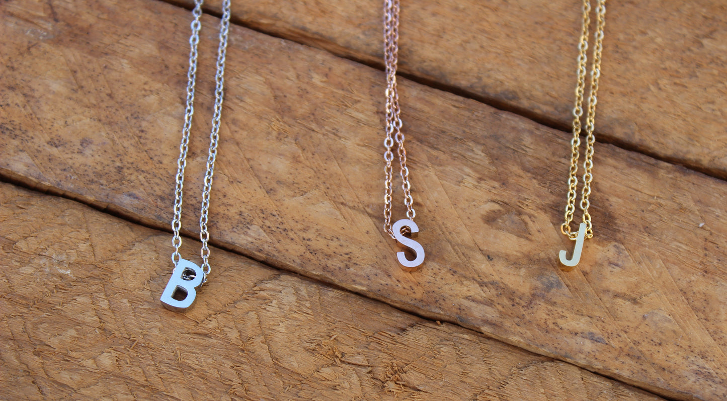 Collier minimaliste // collier initiale majuscules // initial necklace // letter necklace // name necklace // collier personnalisé (CO-190)