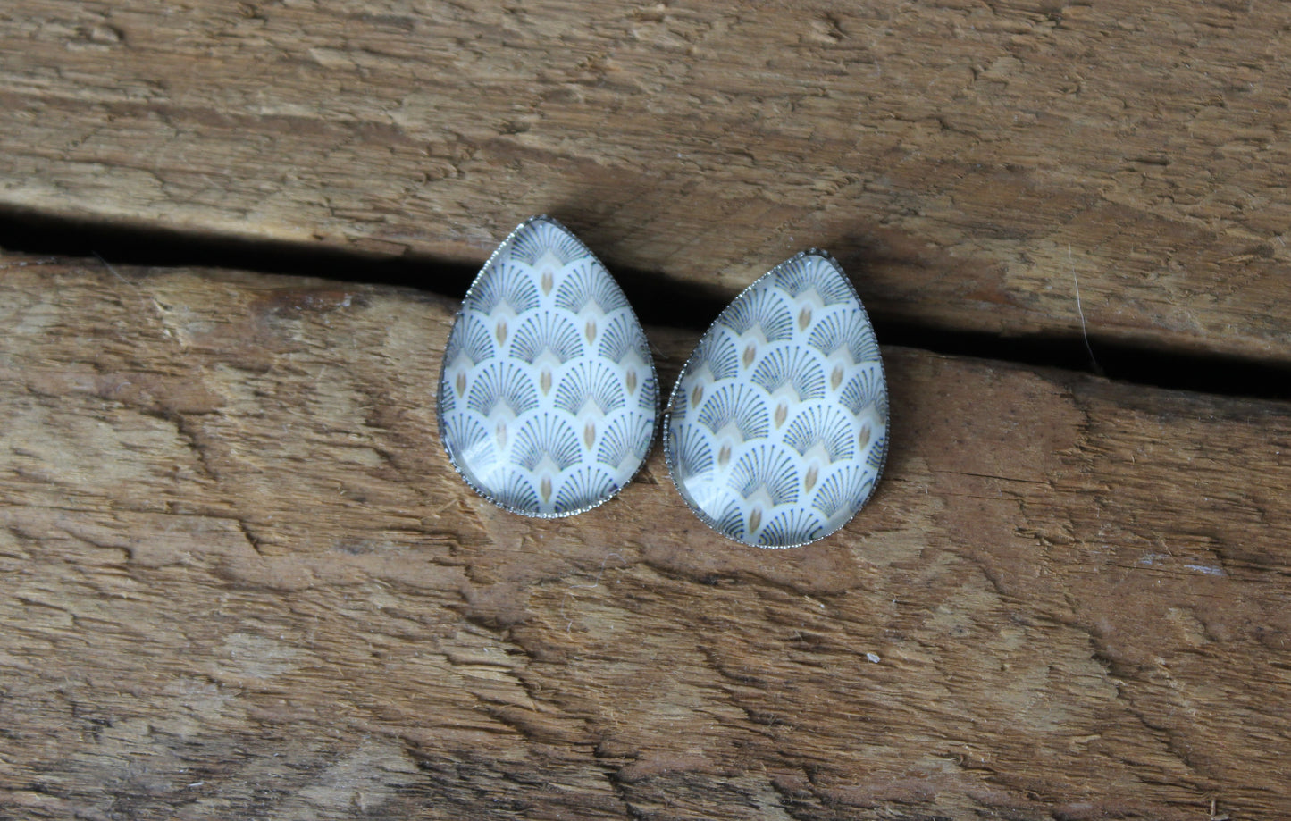 Petites merveilles motif // Goutte d'eau // teardrop studs earrings // fait au quebec (BO-1530-G)