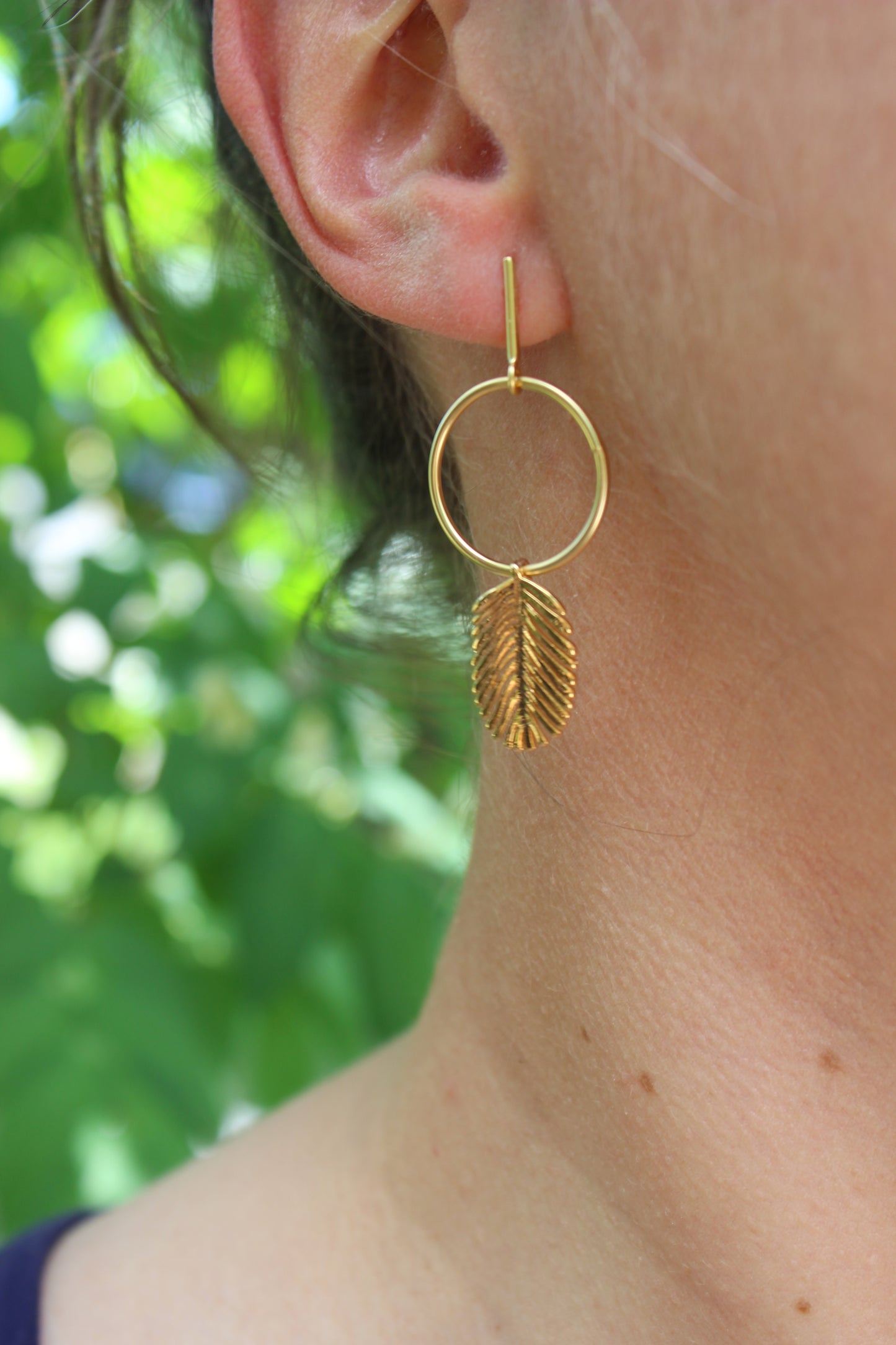 boucles d'oreilles tige et anneau doré + feuille bananier