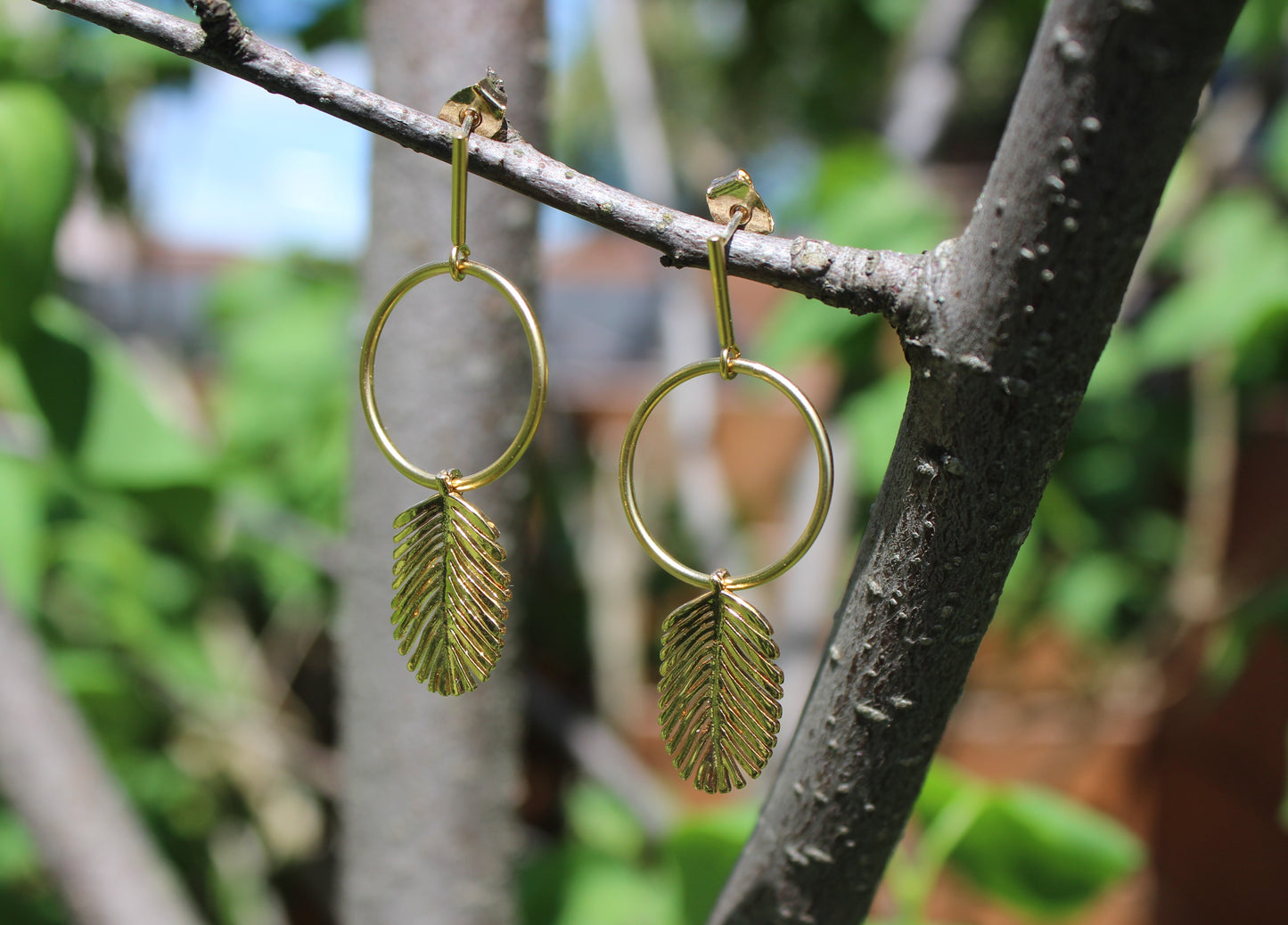 boucles d'oreilles tige et anneau doré + feuille bananier