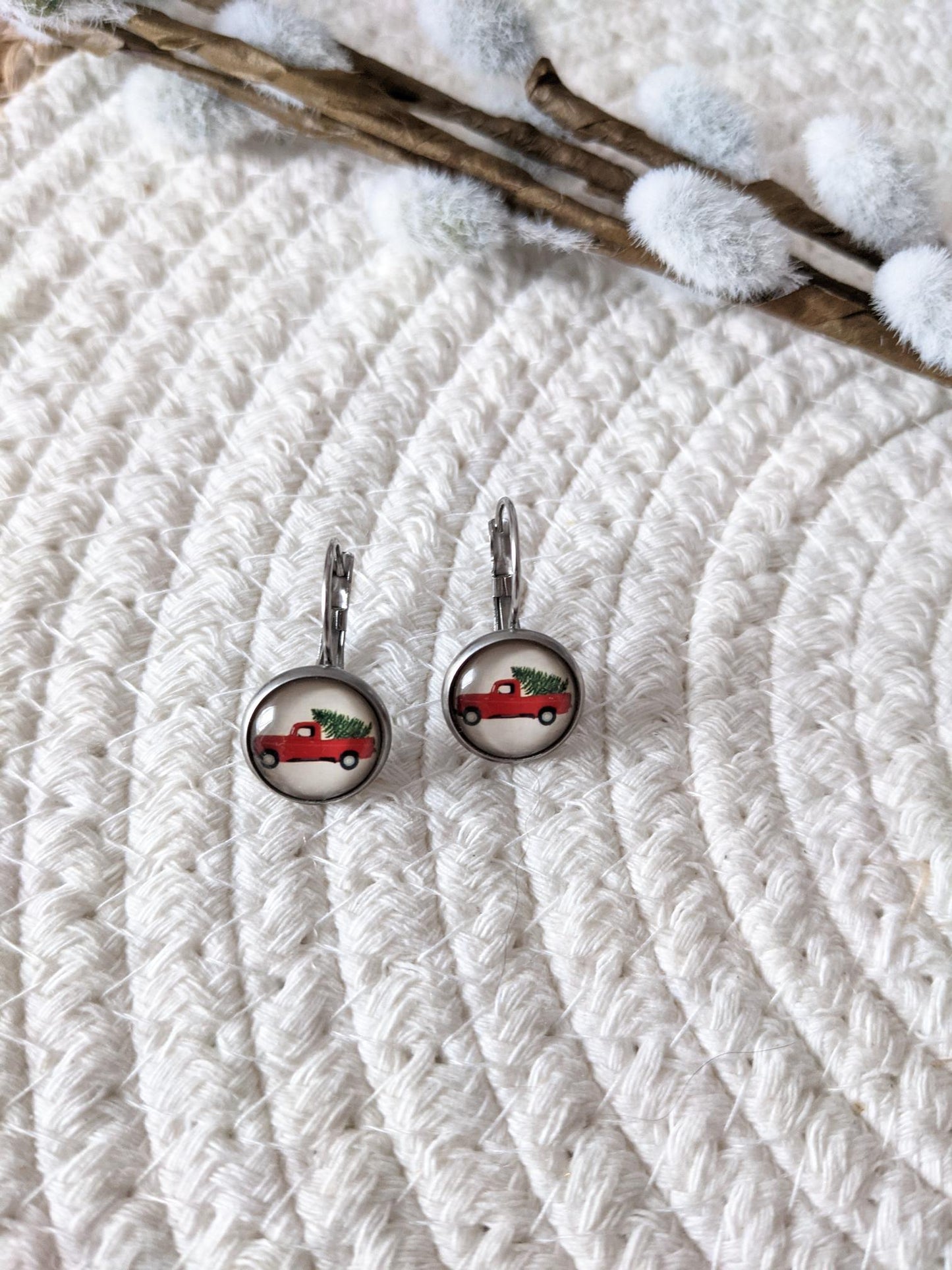 Petites merveilles camion rouge // red truck earrings // // cute glass cabochon earrings (BO-1681)