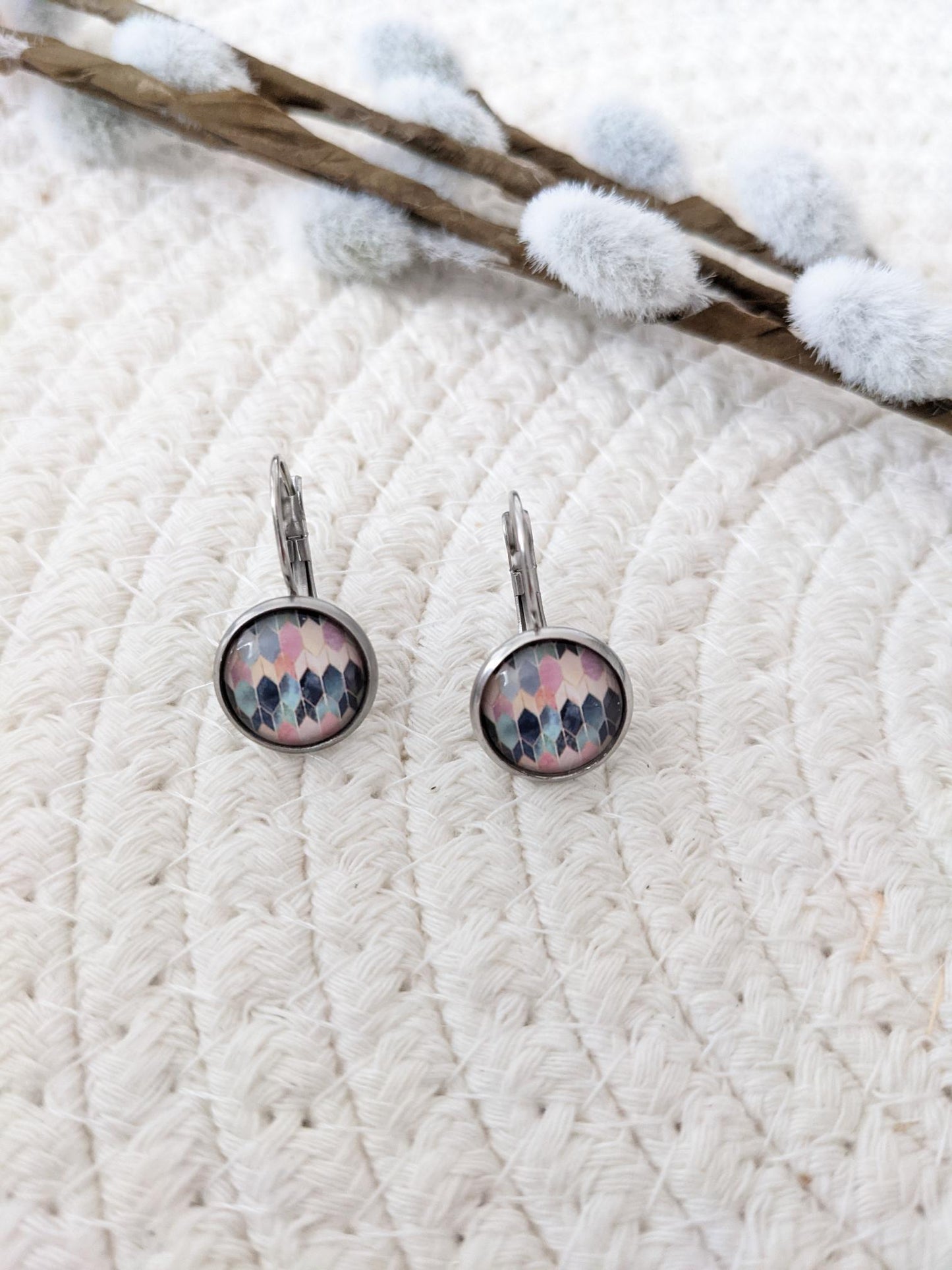 Petites merveilles geometrique coloré // colored chevron stud earrings // arrow pattern earrings // cute glass cabochon earrings (BO-1685)