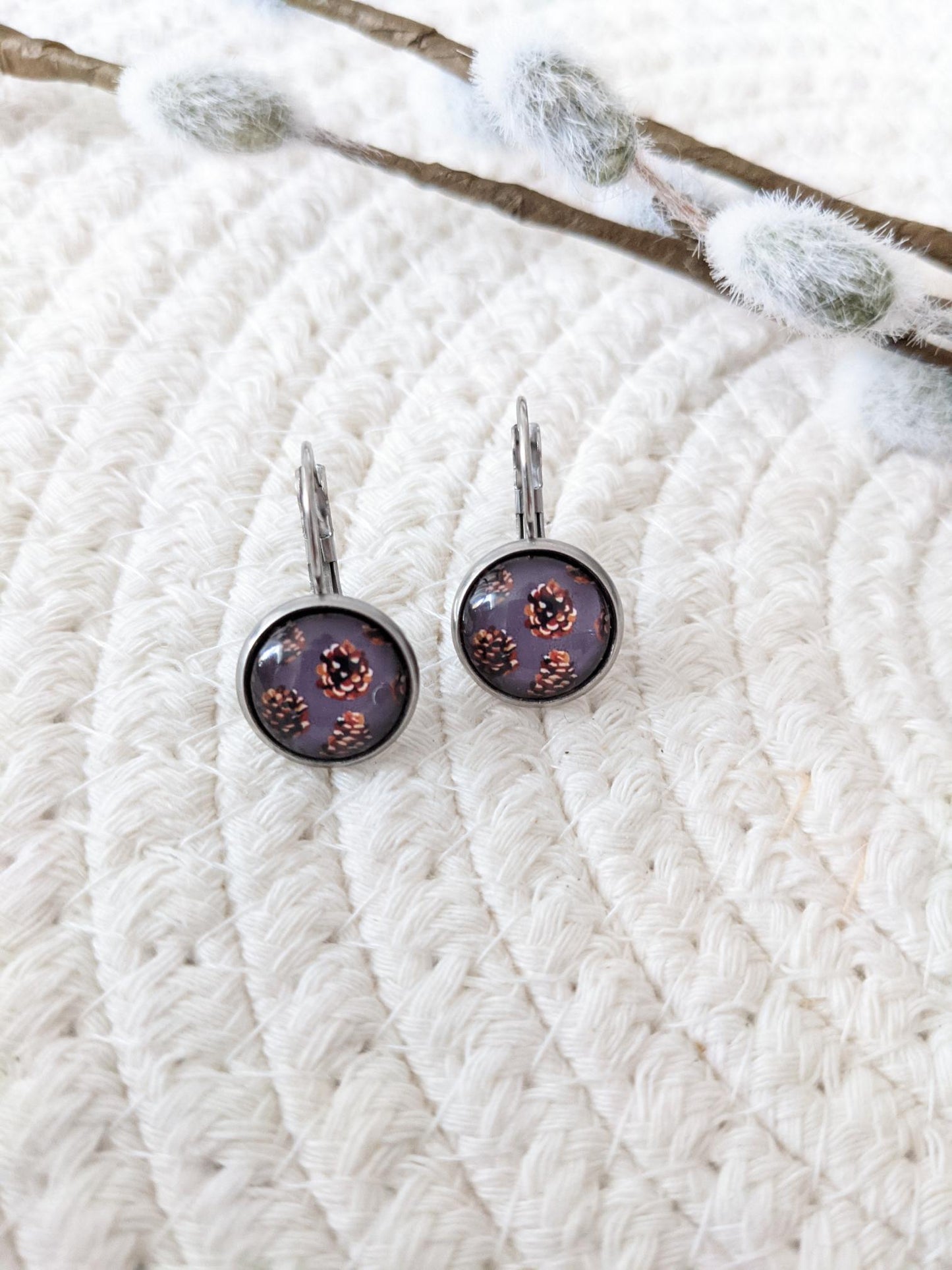 Petites merveilles cocotte - pomme de pin // pine cone earrings // cute glass cabochon earrings (BO-1682