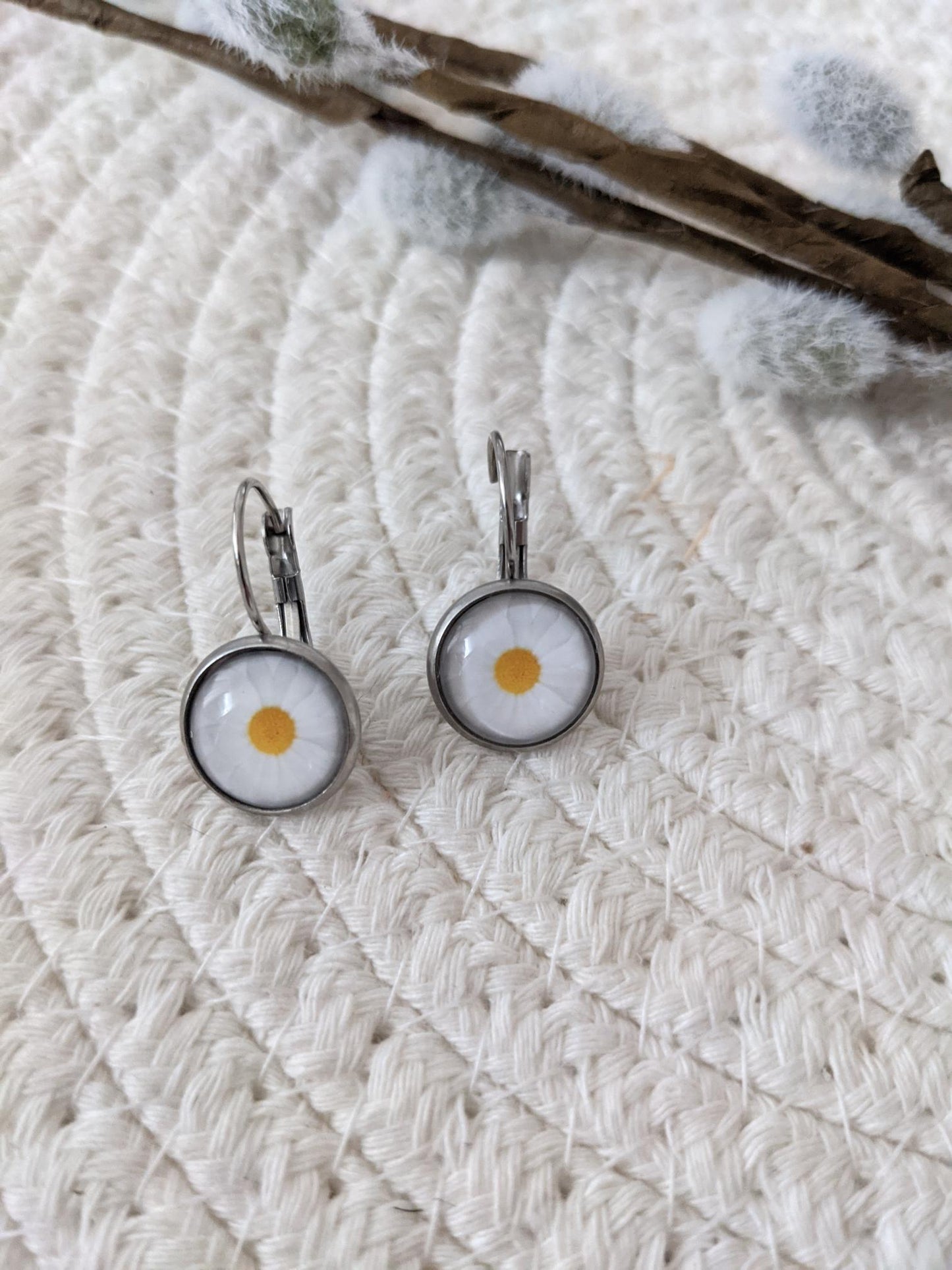 Petites merveilles marguerite // daisy flower glass cabochon earrings (BO-1689)