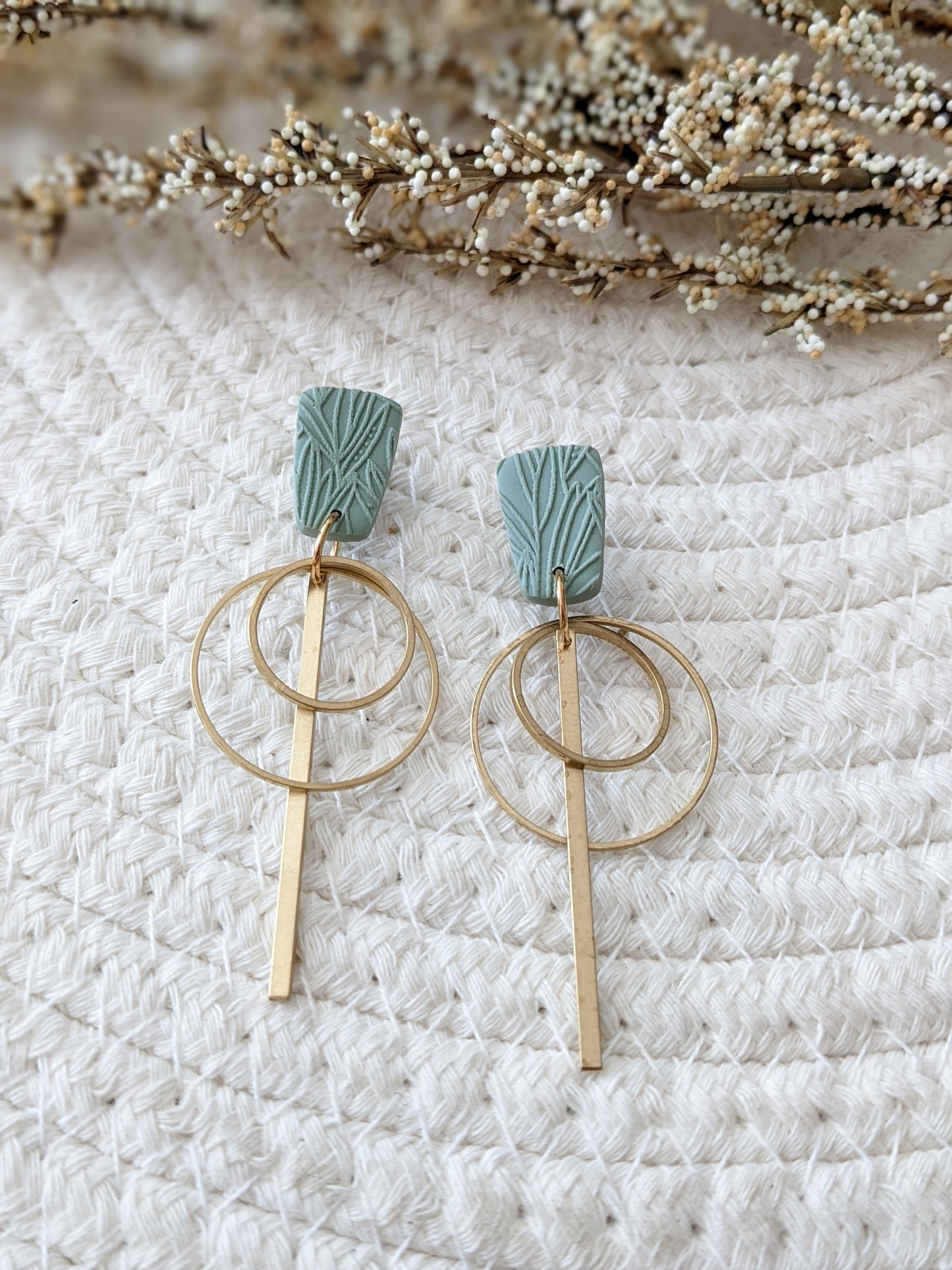 Boucles d'oreilles en argile polymère et laiton // clay stud and raw brass // fait au québec (bo-1678)