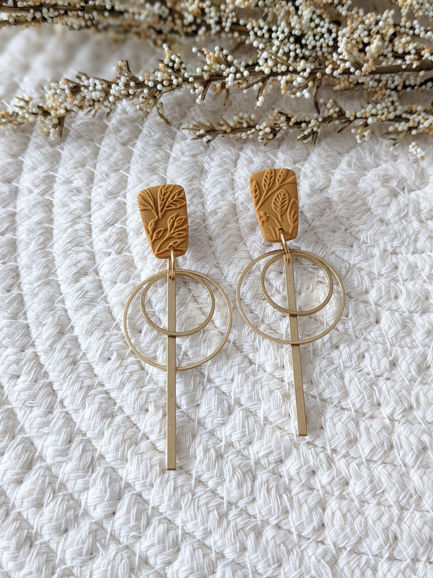 Boucles d'oreilles en argile polymère et laiton // clay stud and raw brass // fait au québec (bo-1678)