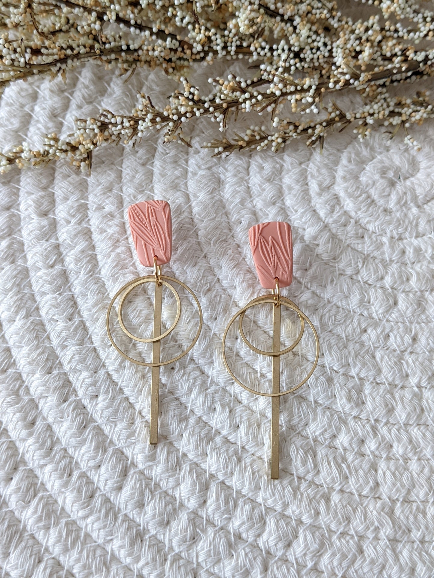 Boucles d'oreilles en argile polymère et laiton // clay stud and raw brass // fait au québec (bo-1678)