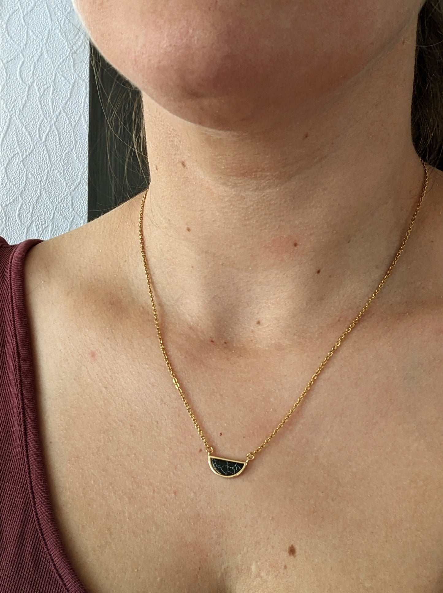 Collier minimaliste demi-lune marbre // minimalist necklace // bijoux pour elle // marble necklace (co-152)