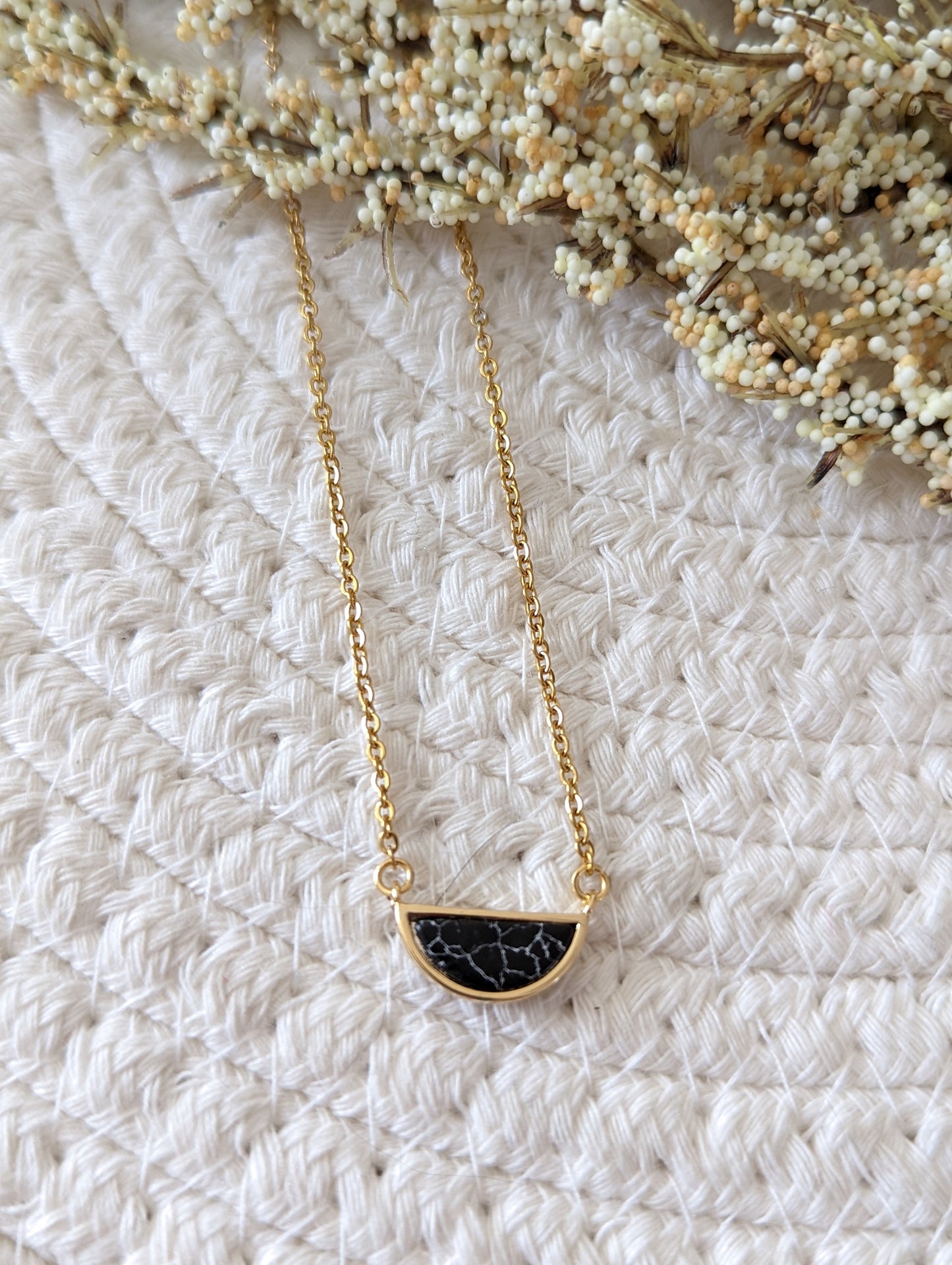 Collier minimaliste demi-lune marbre // minimalist necklace // bijoux pour elle // marble necklace (co-152)