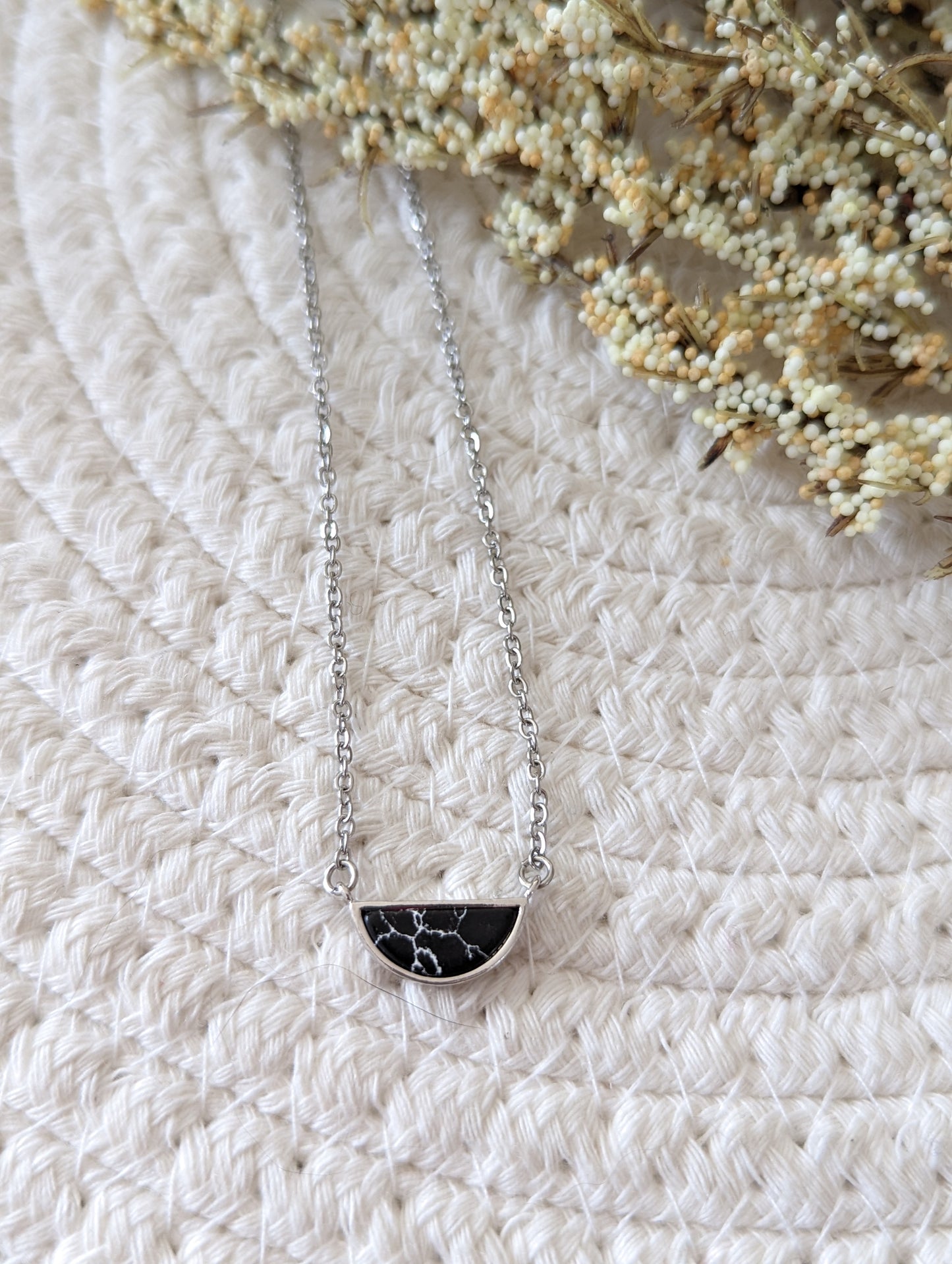 Collier minimaliste demi-lune marbre // minimalist necklace // bijoux pour elle // marble necklace (co-152)