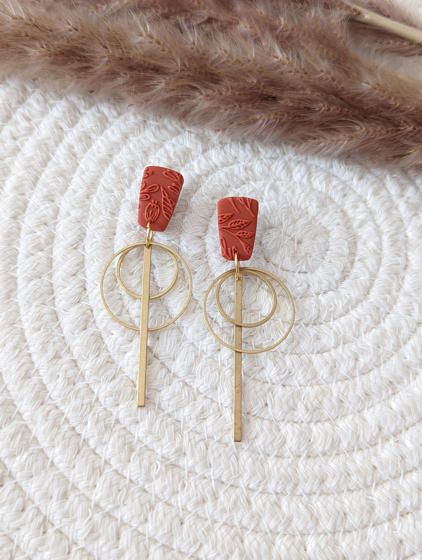 Boucles d'oreilles en argile polymère et laiton // clay stud and raw brass // fait au québec (bo-1678)