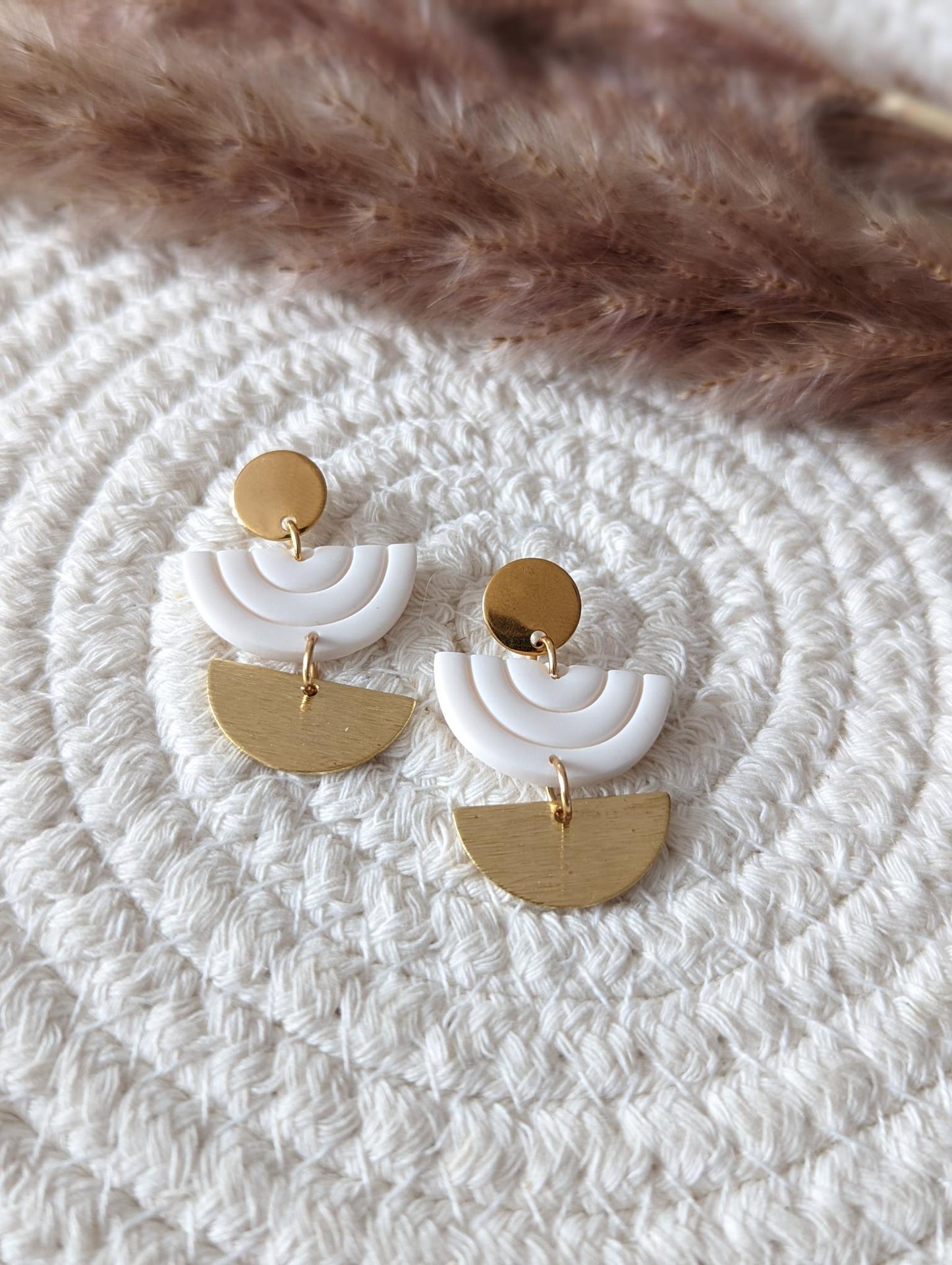 Boucles d'oreilles argile et laiton en demi-lune | half moon brass and polymer clay earrings ( BO-1748)