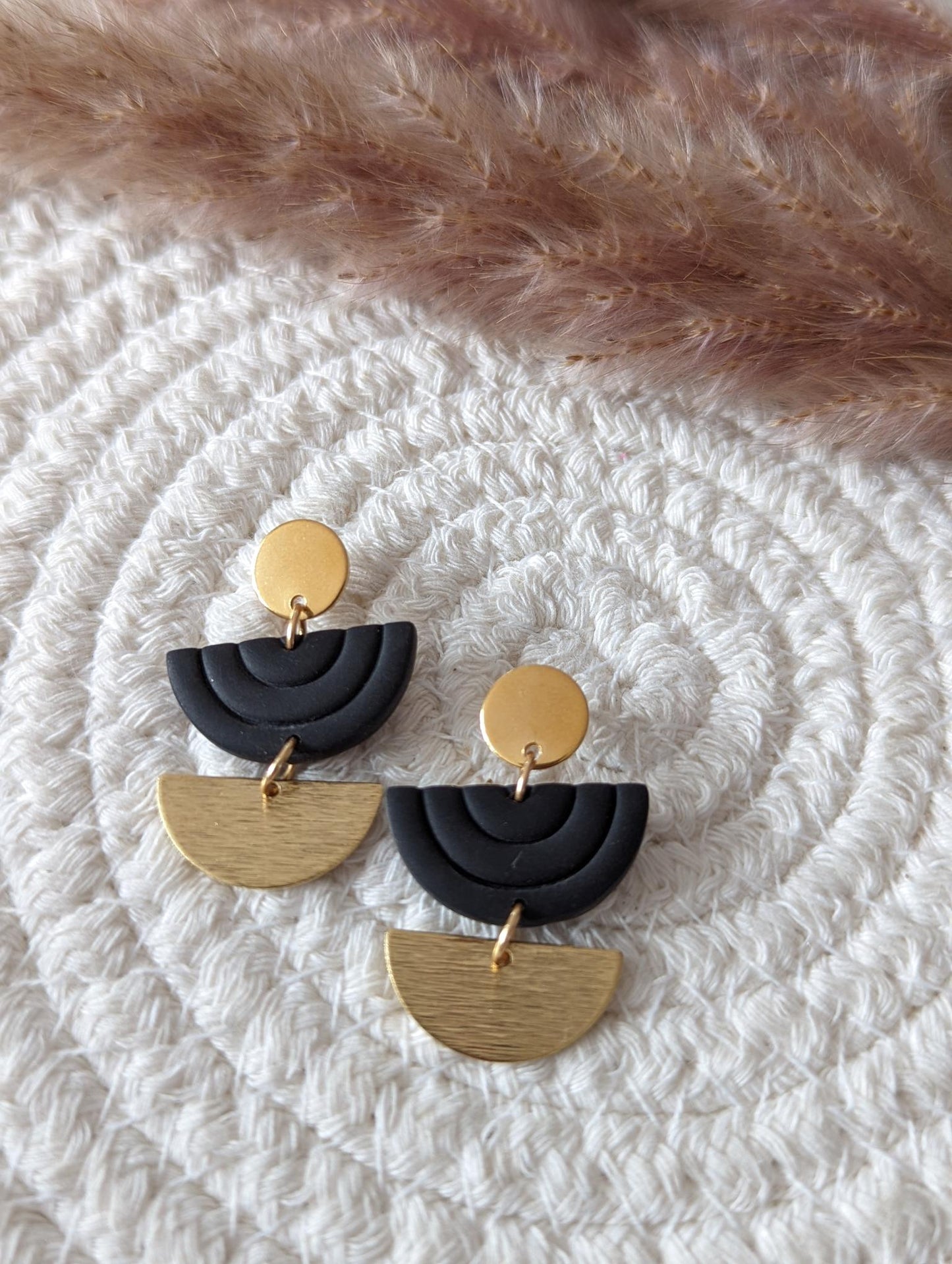 Boucles d'oreilles argile et laiton en demi-lune | half moon brass and polymer clay earrings ( BO-1748)
