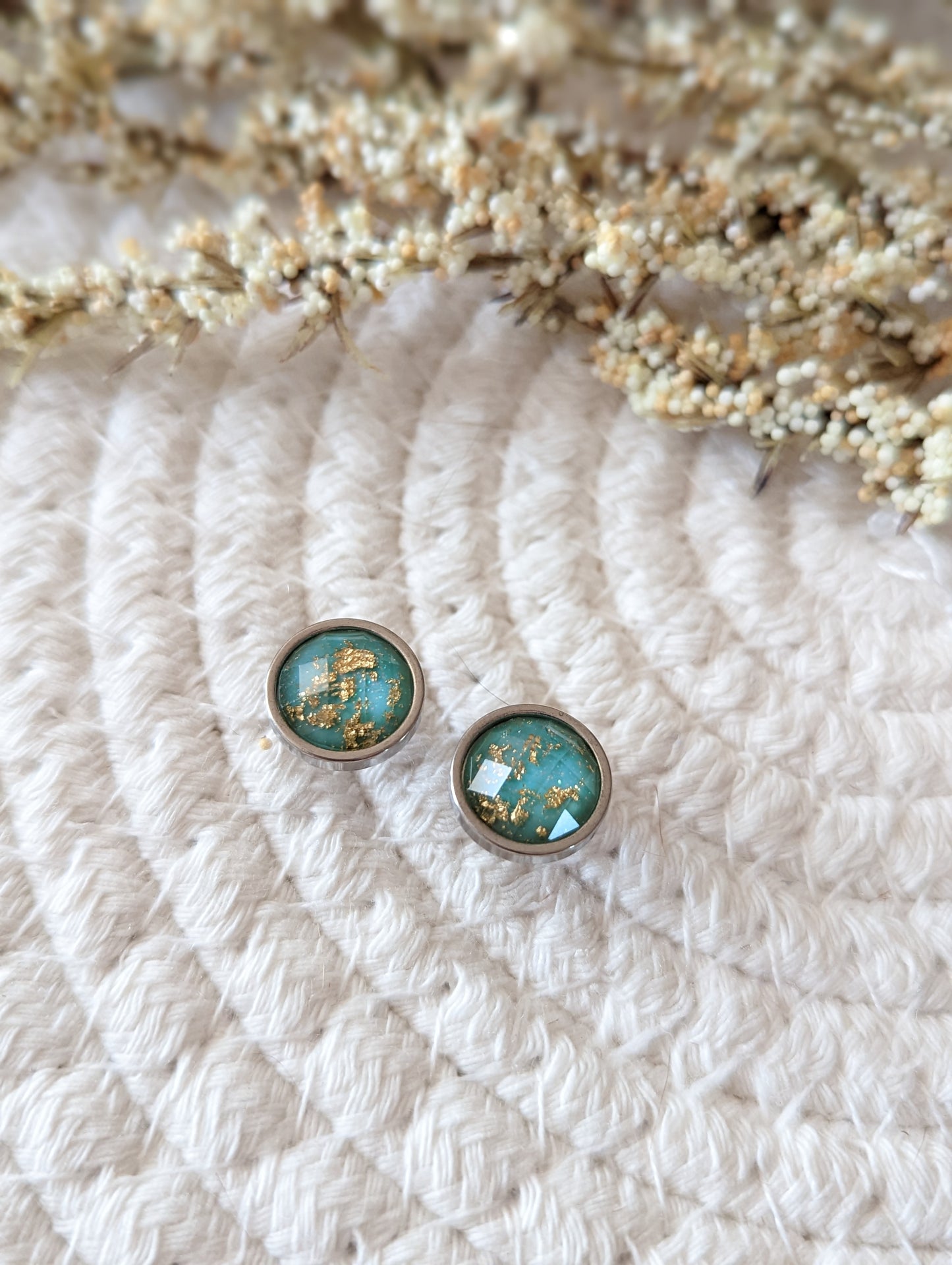 boucles d'oreilles feuille d'or résine // resin stud // stainless earrings (BO-1564)