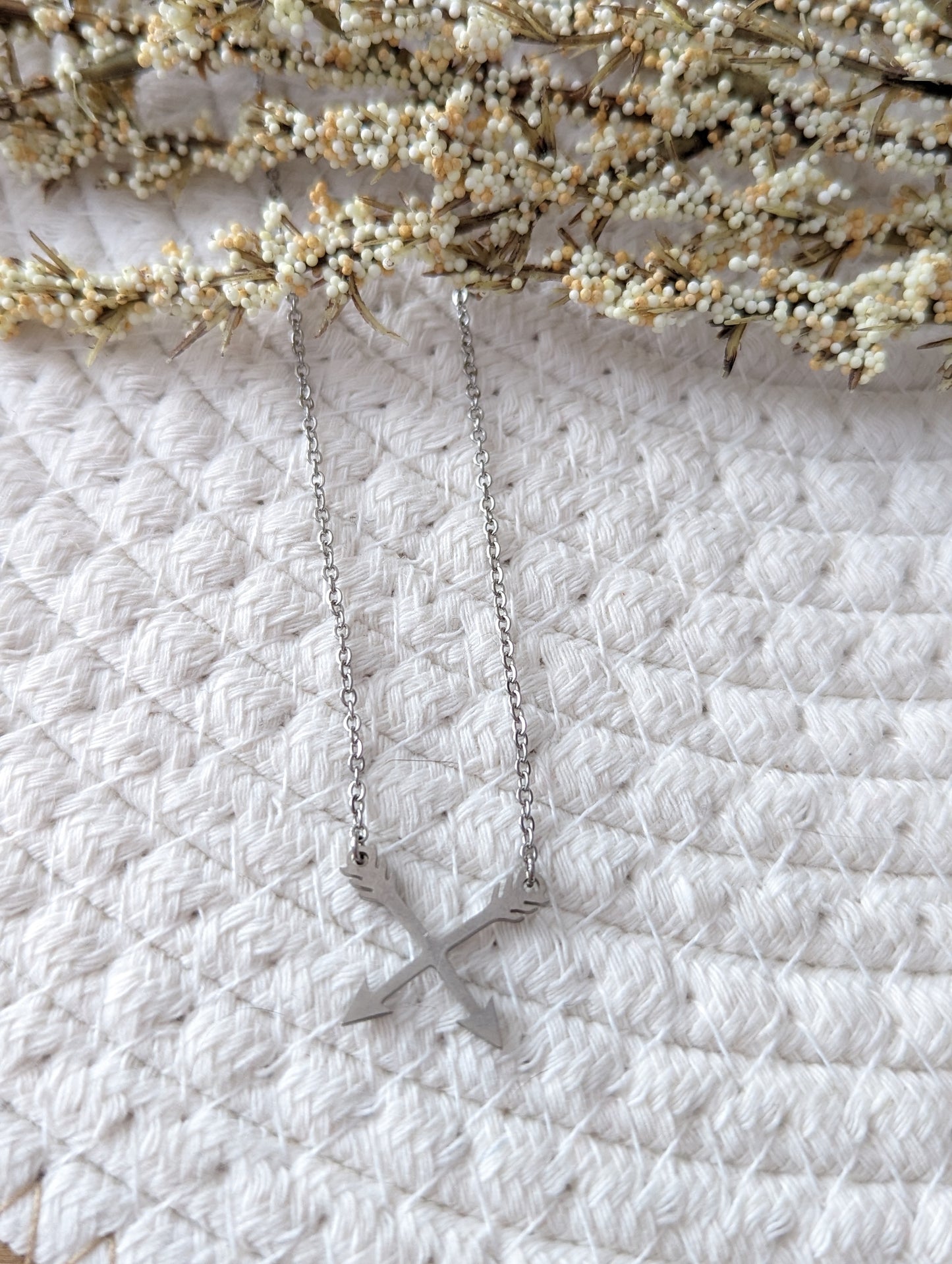 Collier minimaliste fleche // arrow minimalist necklace // acier inoxydable // hypo-allergene // stainless steel necklace (CO-205)