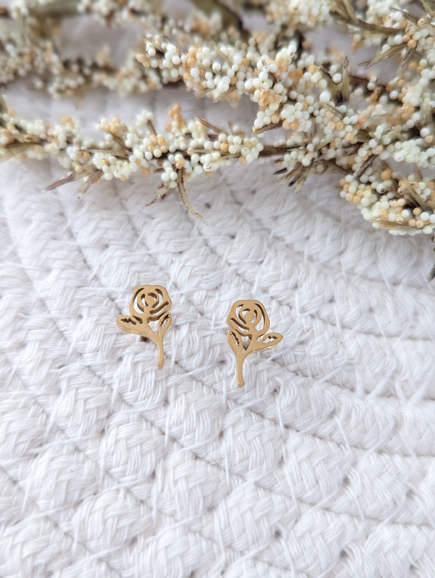 Boucles d'oreilles stud fleur rose // rose stud earrings // stainless steel earrings // minimalist jewelry // (bo-1802)