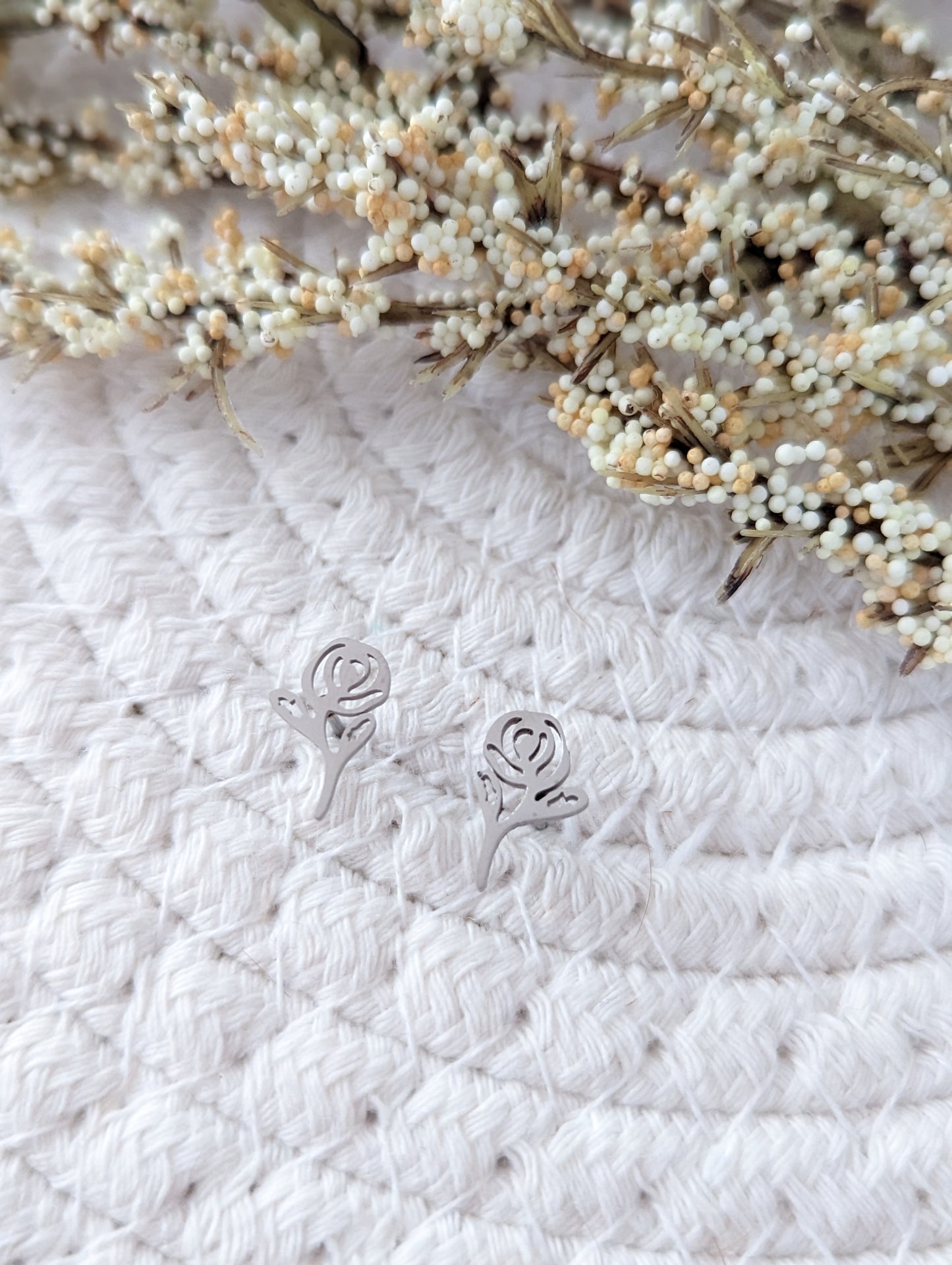 Boucles d'oreilles stud fleur rose // rose stud earrings // stainless steel earrings // minimalist jewelry // (bo-1802)