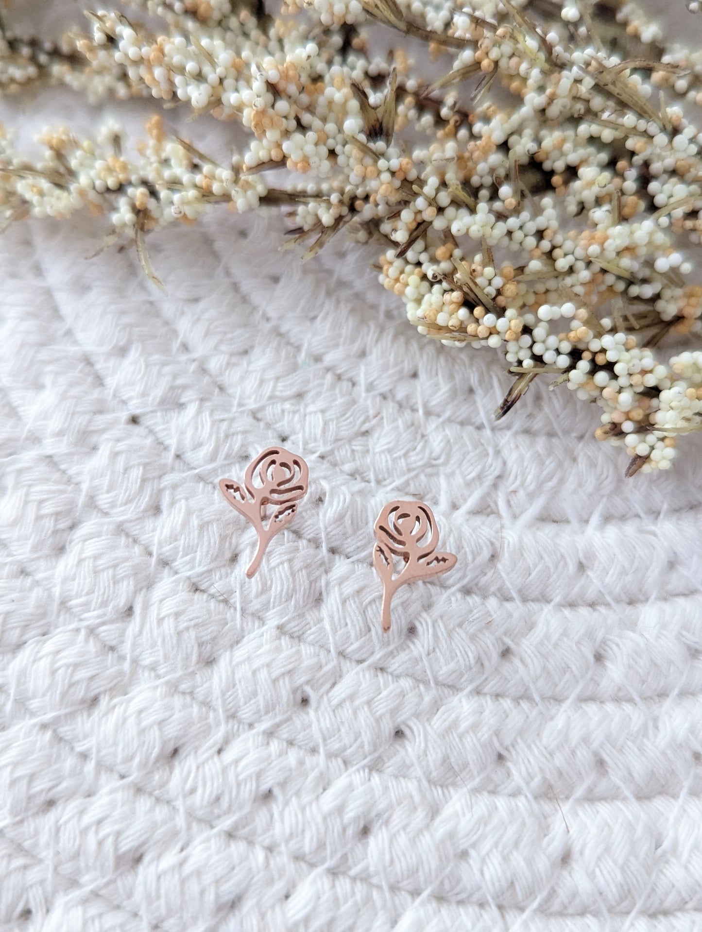 Boucles d'oreilles stud fleur rose // rose stud earrings // stainless steel earrings // minimalist jewelry // (bo-1802)